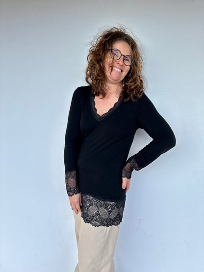 T-shirt fluide noir manches longues avec finitions dentelle - Abana 64240