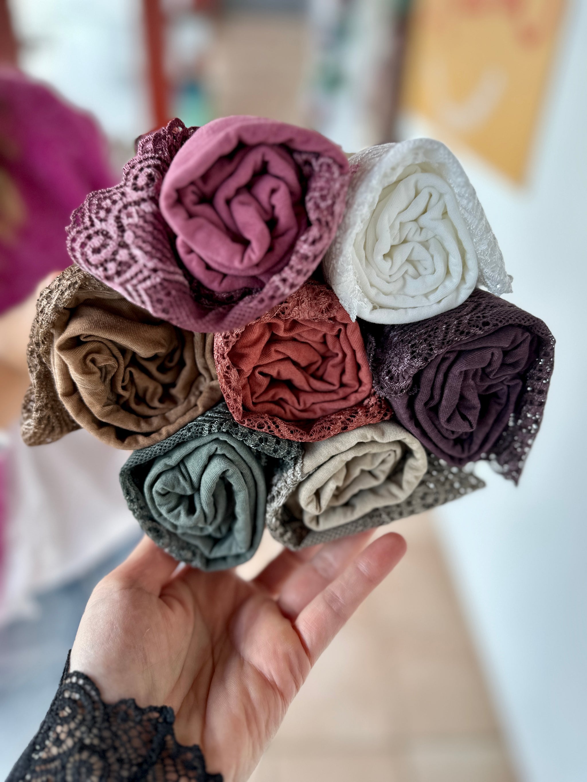 Zoom sur t-shirt col V dentelle femme ronde – toutes les couleurs - Abana 64990