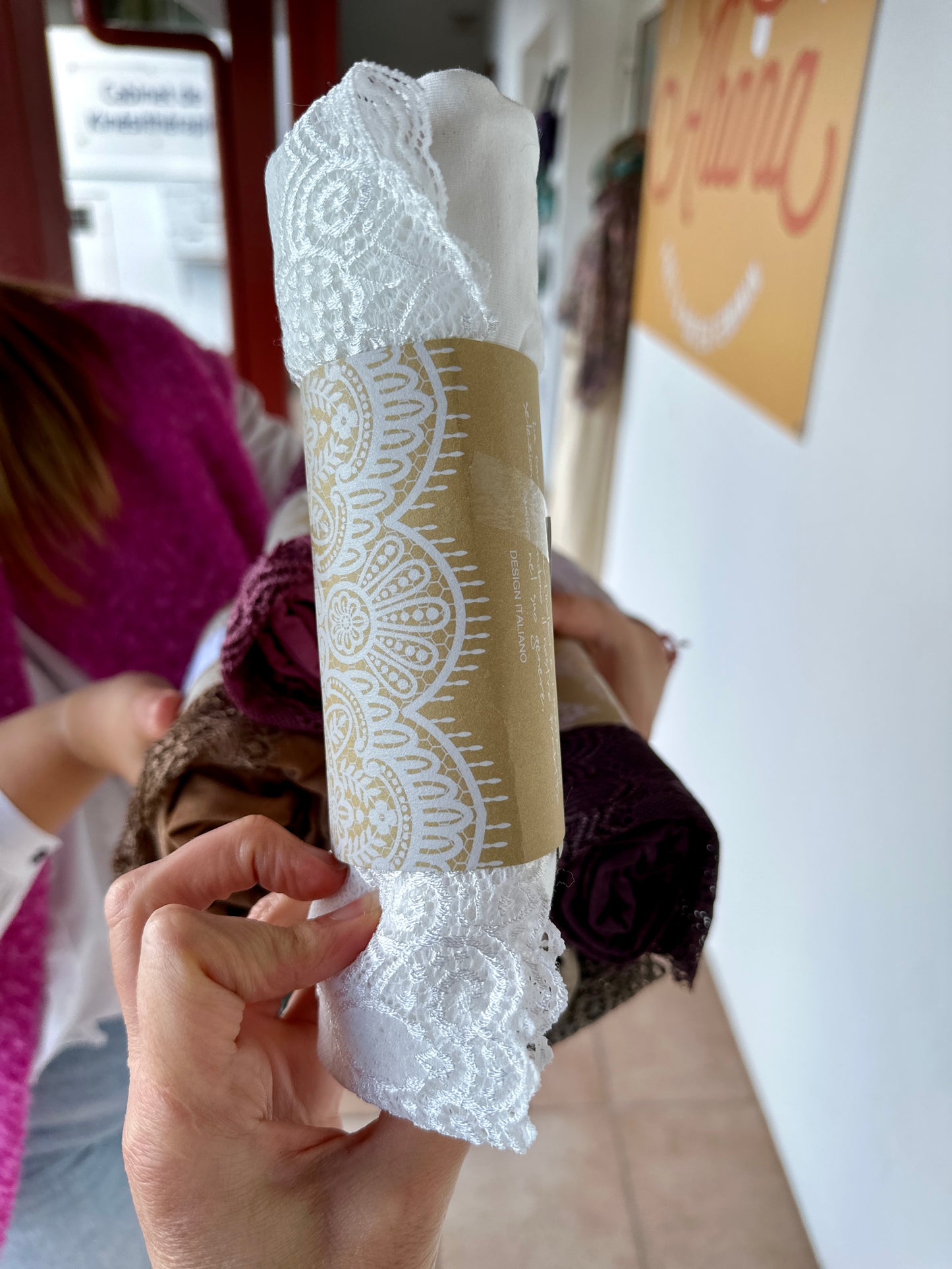 Look automne chic avec t-shirt blanc grande taille dentelle - Abana 64220