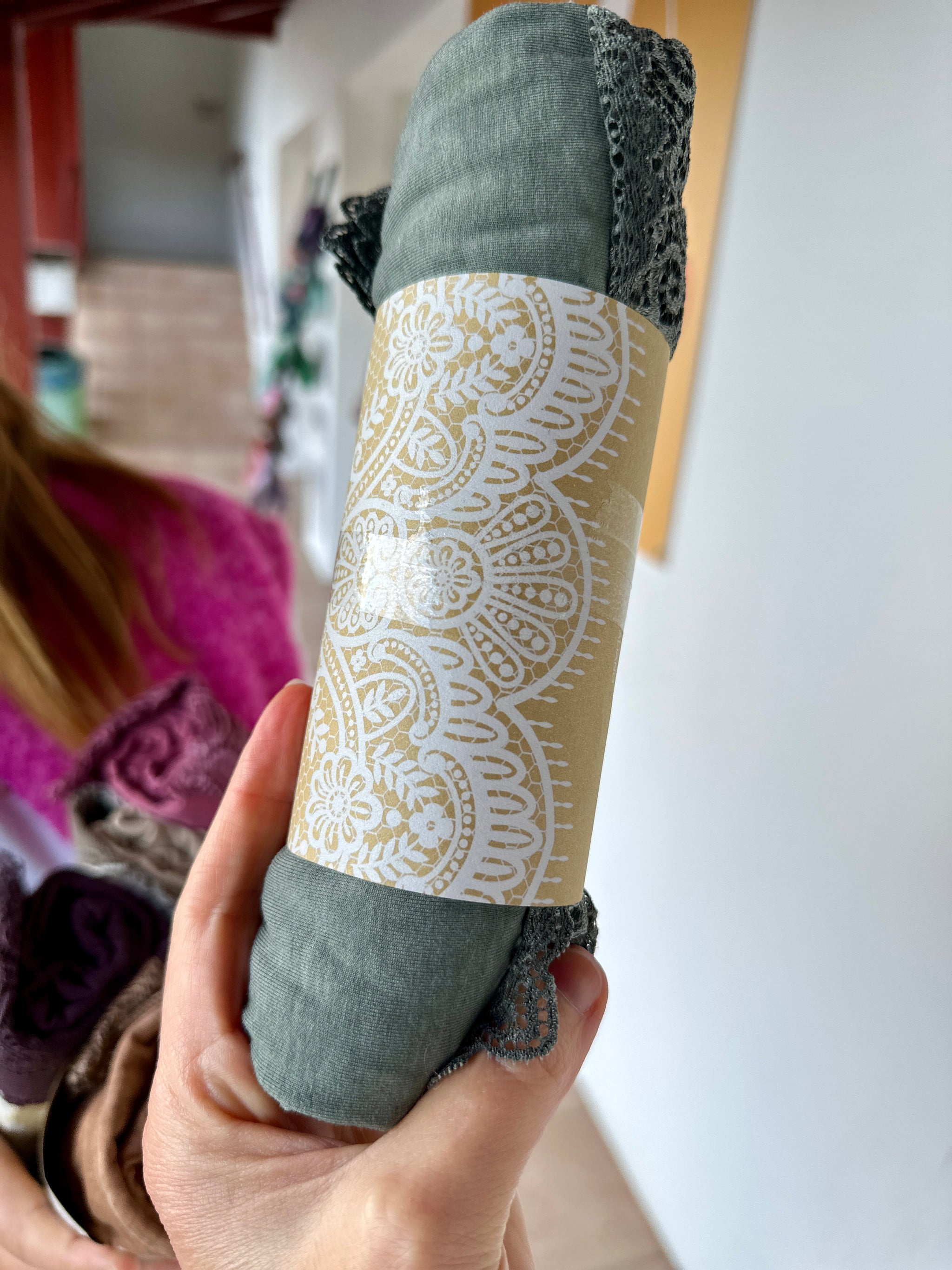 Tenue chic et confortable avec t-shirt kaki dentelle grande taille - Abana 64500