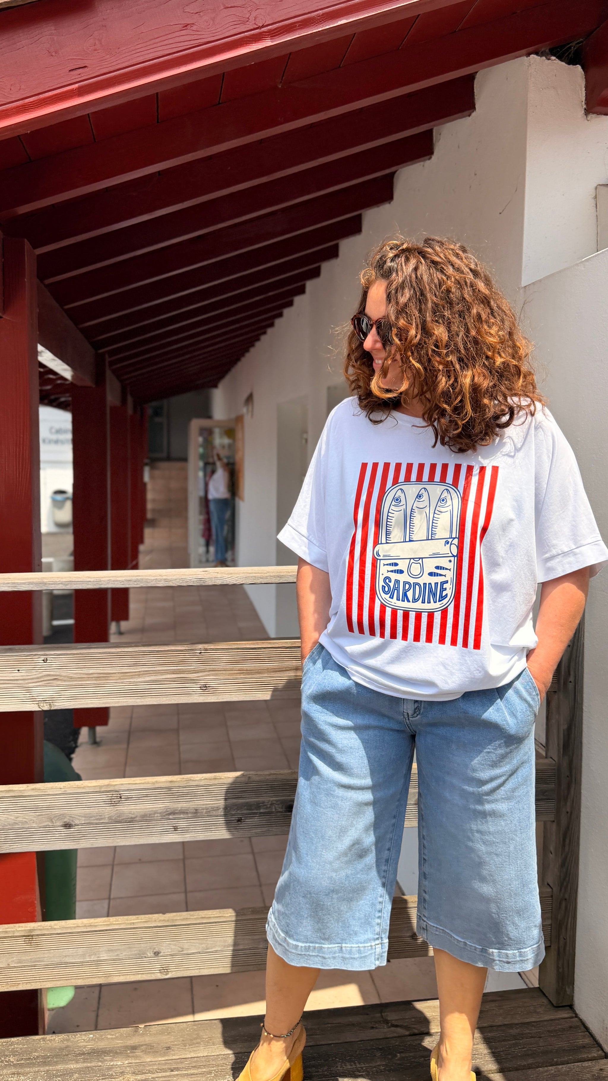 look avec le bermudas louison bleu en jean et le teeshirt sardine aille unique en coton a rayure rouge april vintage lille valenciennes amiens