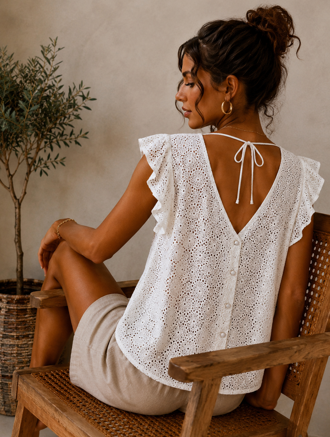 top en broderie anglaise blanc col v lien a nouer boutons manches volants mode femme paris marseille yon lille metz reims