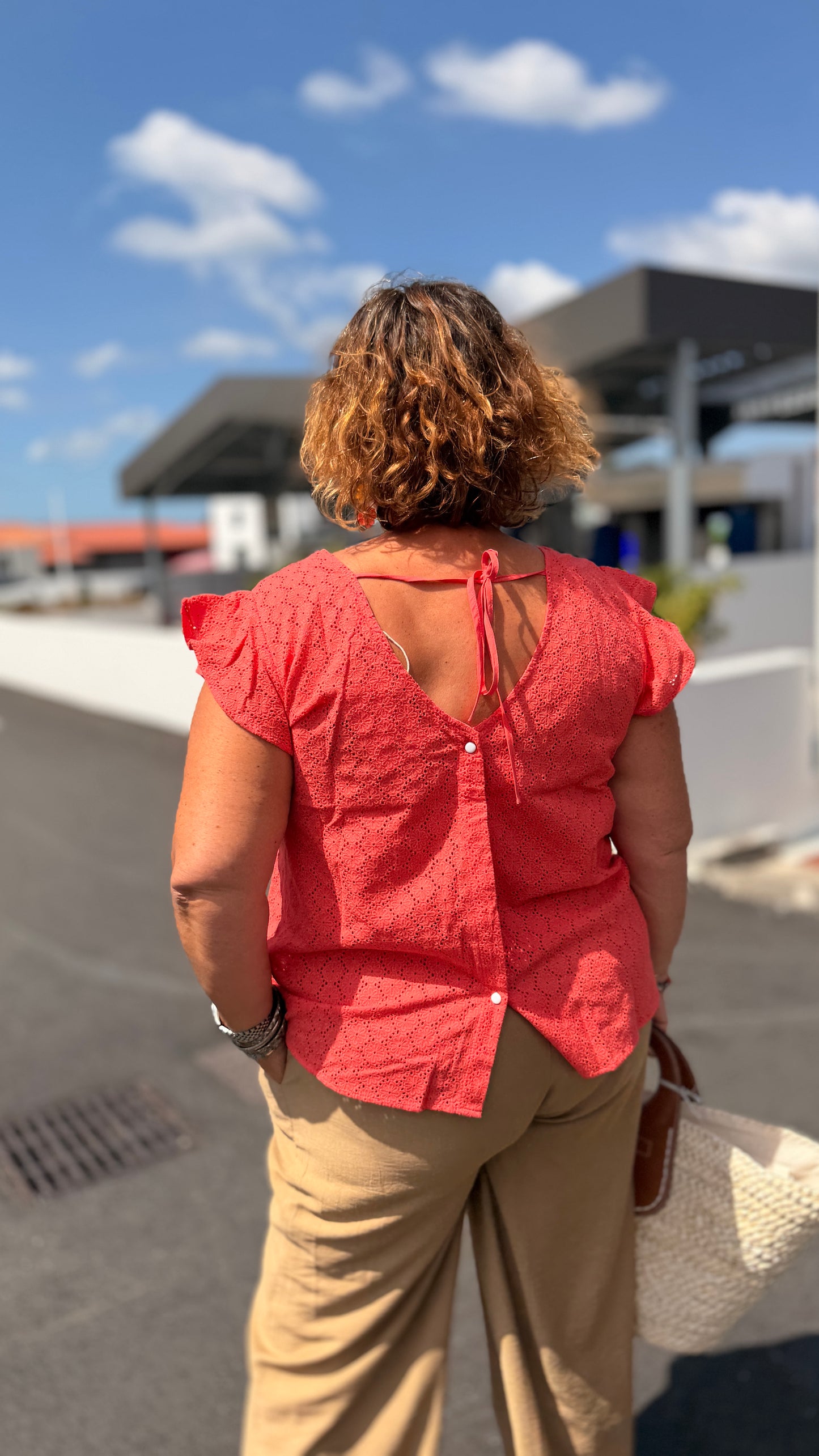 détail du dos corail avec col boutons et lien a nouer mode grande taille femme angouleme périgueux bergerac