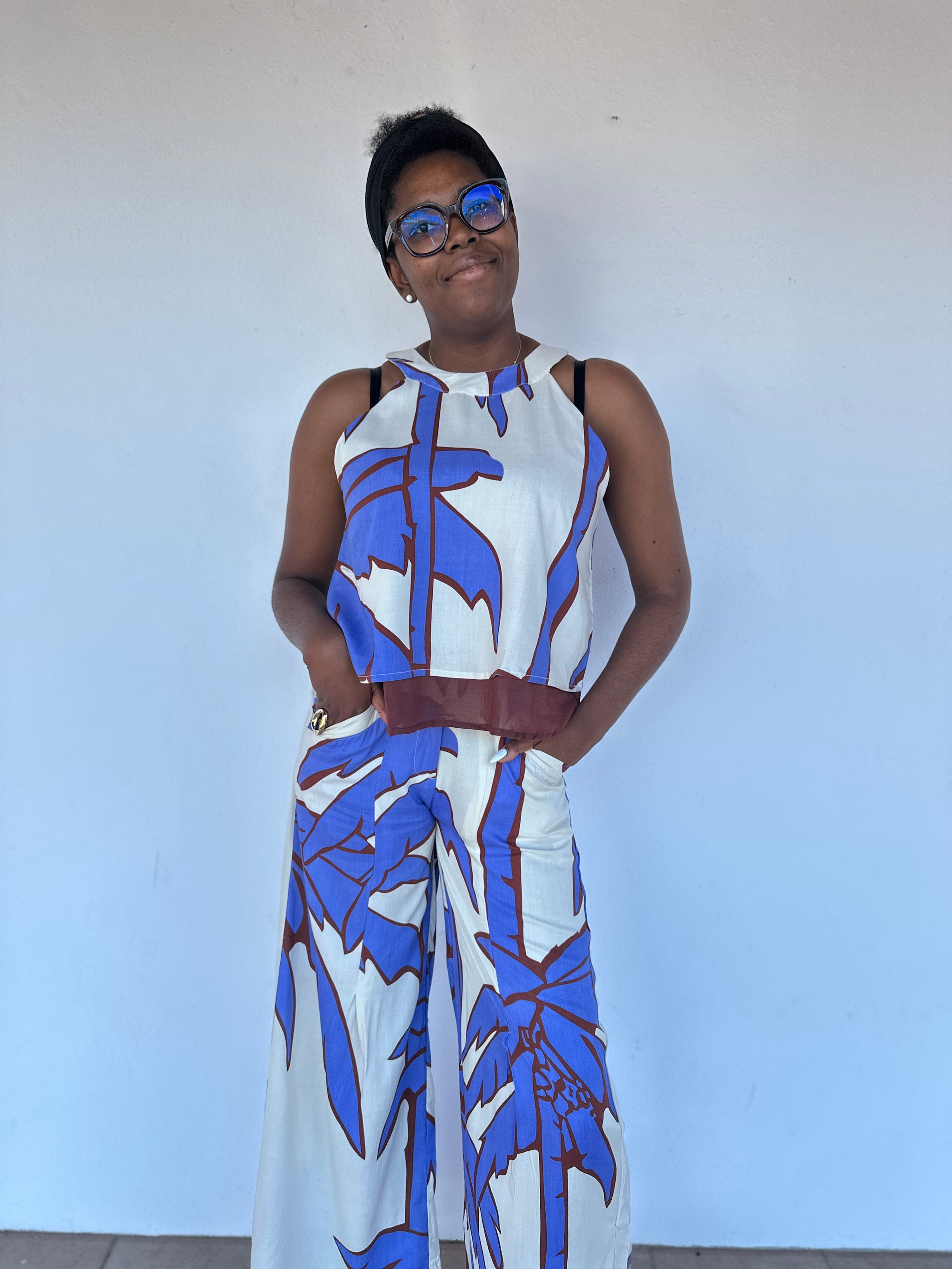 look ensemble complet bleu et blanc imprimé isla bonita cannes sur mer