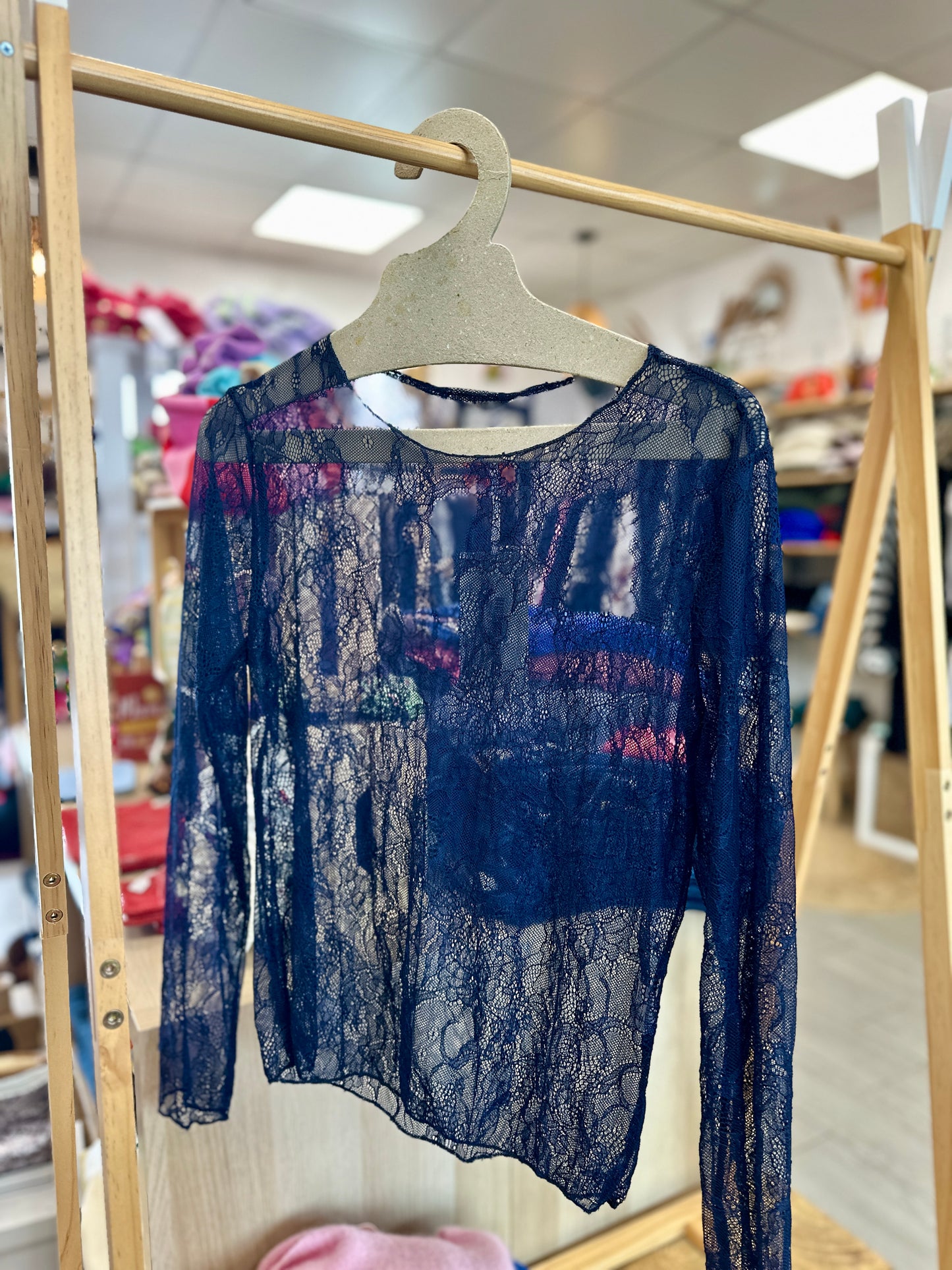 Haut en dentelle bleu marine, chic et facile à associer pour un look habillé - Abana Boutique 64310