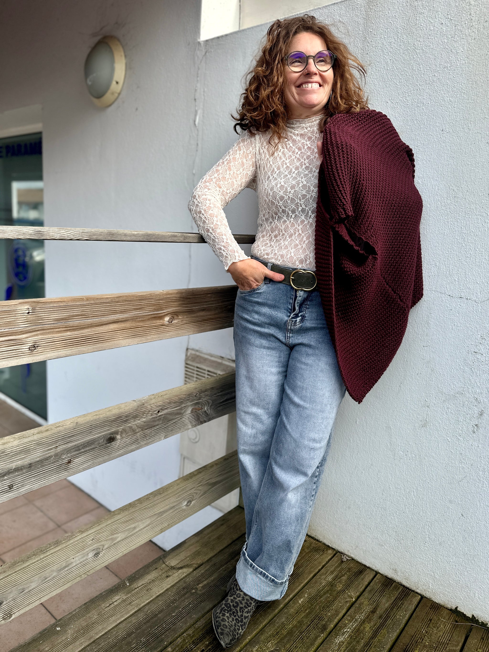 Vue rapprochée des détails en dentelle délicate sur top féminin à col rond - Abana Boutique 64990