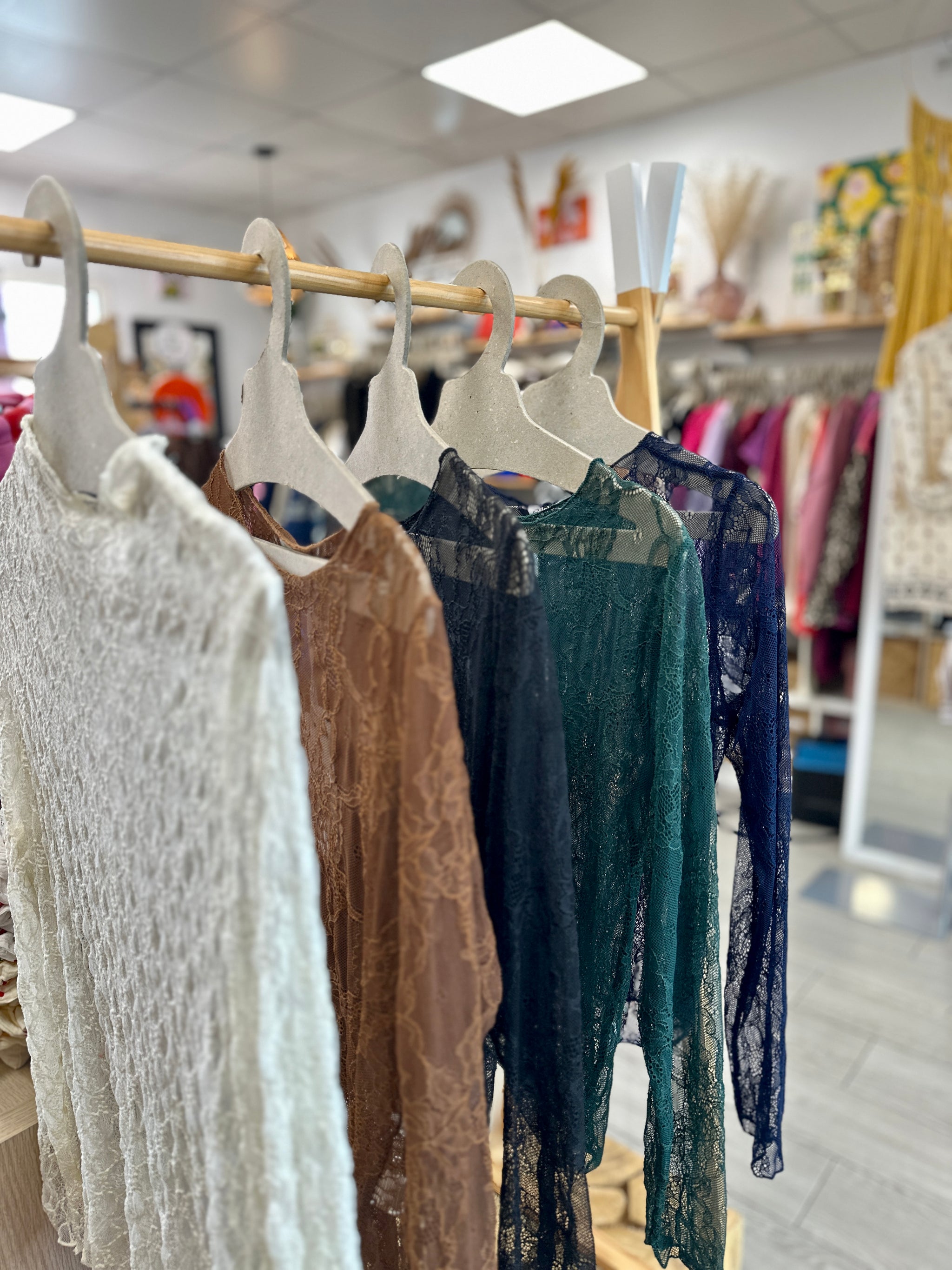 Haut seconde peau en dentelle extensible, parfait pour des looks layering stylés - Abana Boutique 64250