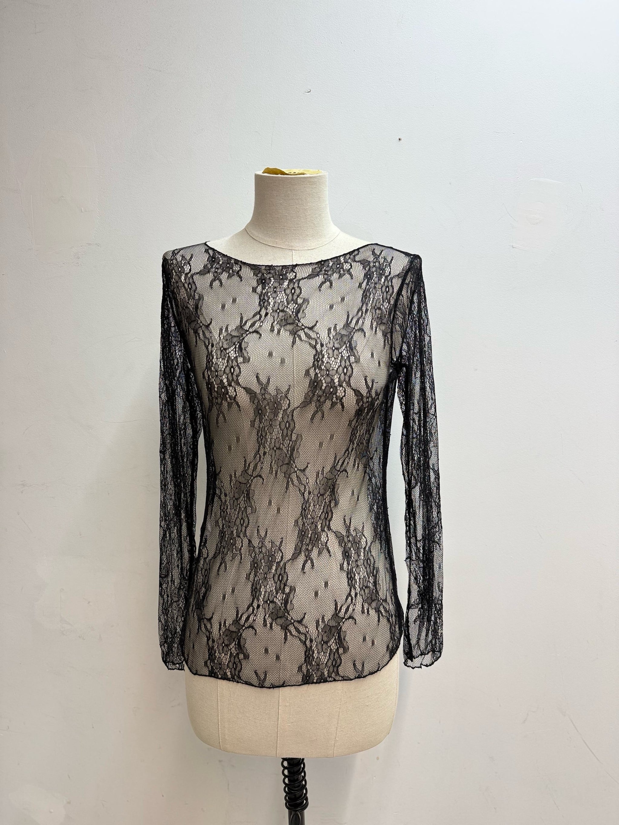 Haut en dentelle noire transparente, idéal pour un look féminin et tendance - Abana Boutique 64240