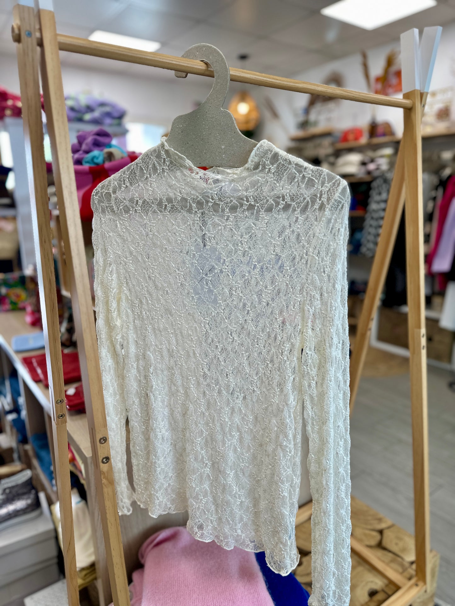 Vue rapprochée des détails en dentelle délicate sur top féminin à col rond - Abana Boutique 64600