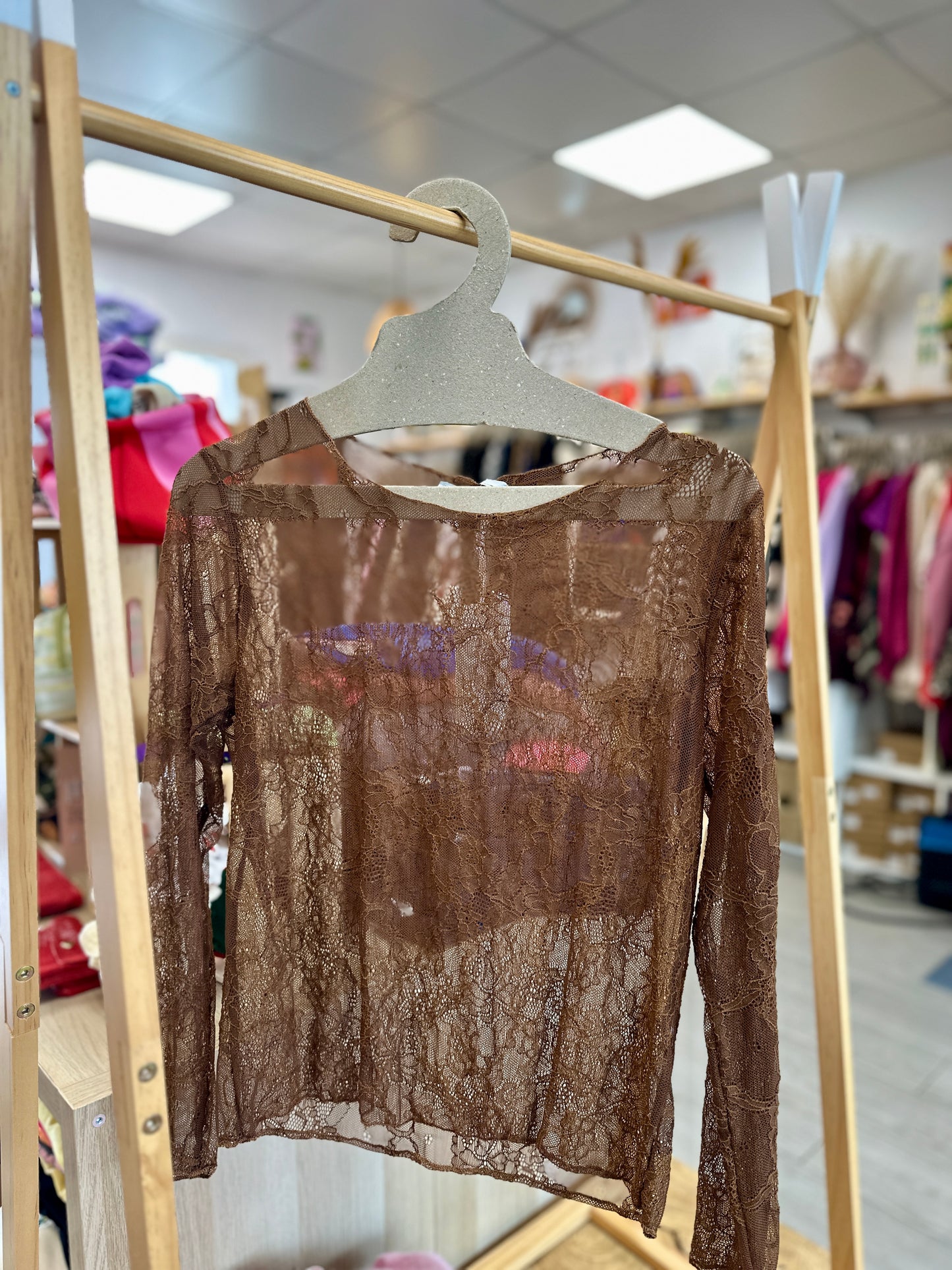 Top en dentelle camel, parfait en superposition sous un pull ou une veste - Abana Boutique 64250