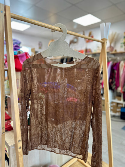 Top en dentelle camel, parfait en superposition sous un pull ou une veste - Abana Boutique 64250