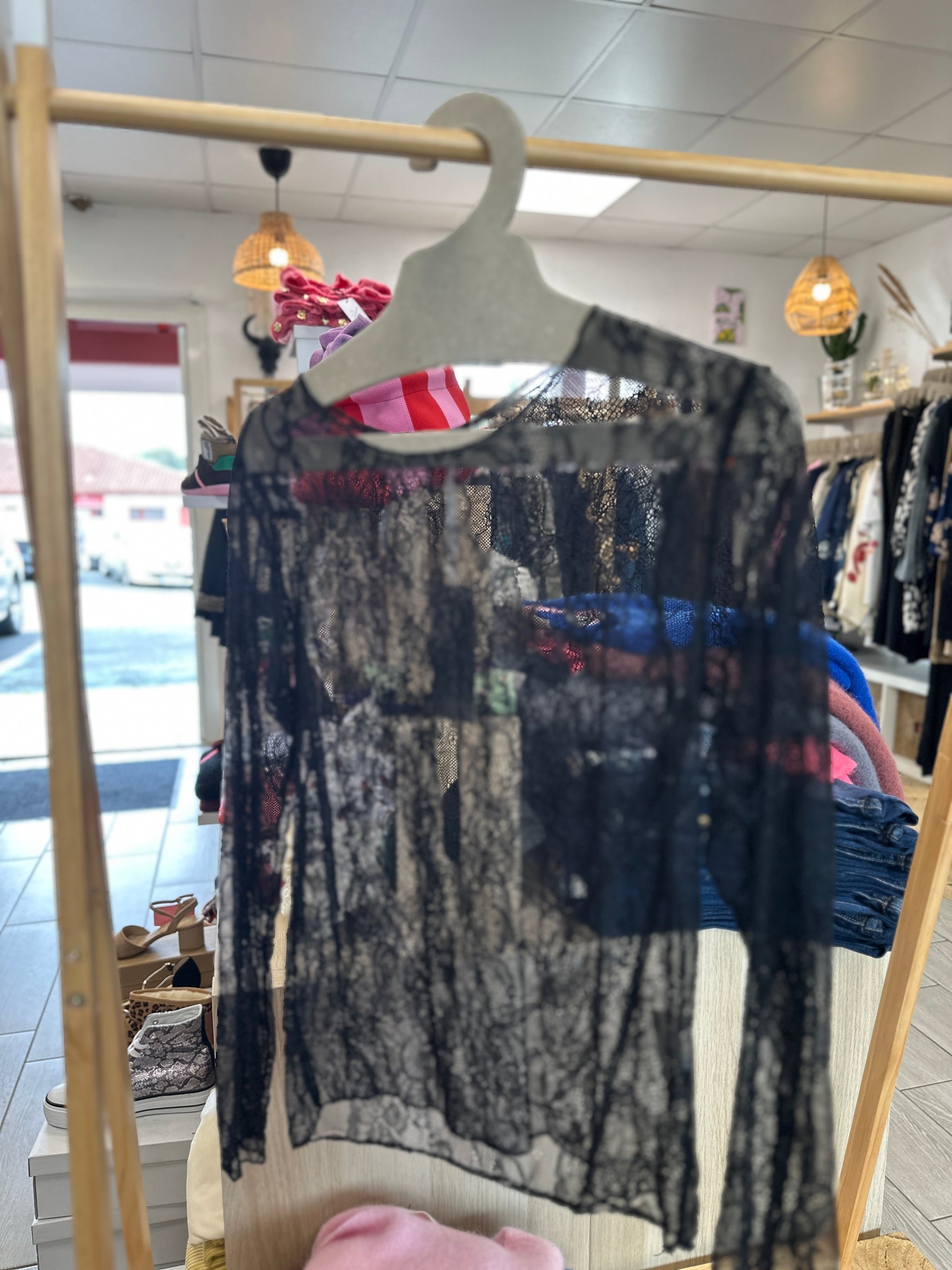 Top en dentelle fluide à superposer sous une robe ou une chemise ouverte - Abana Boutique 64100