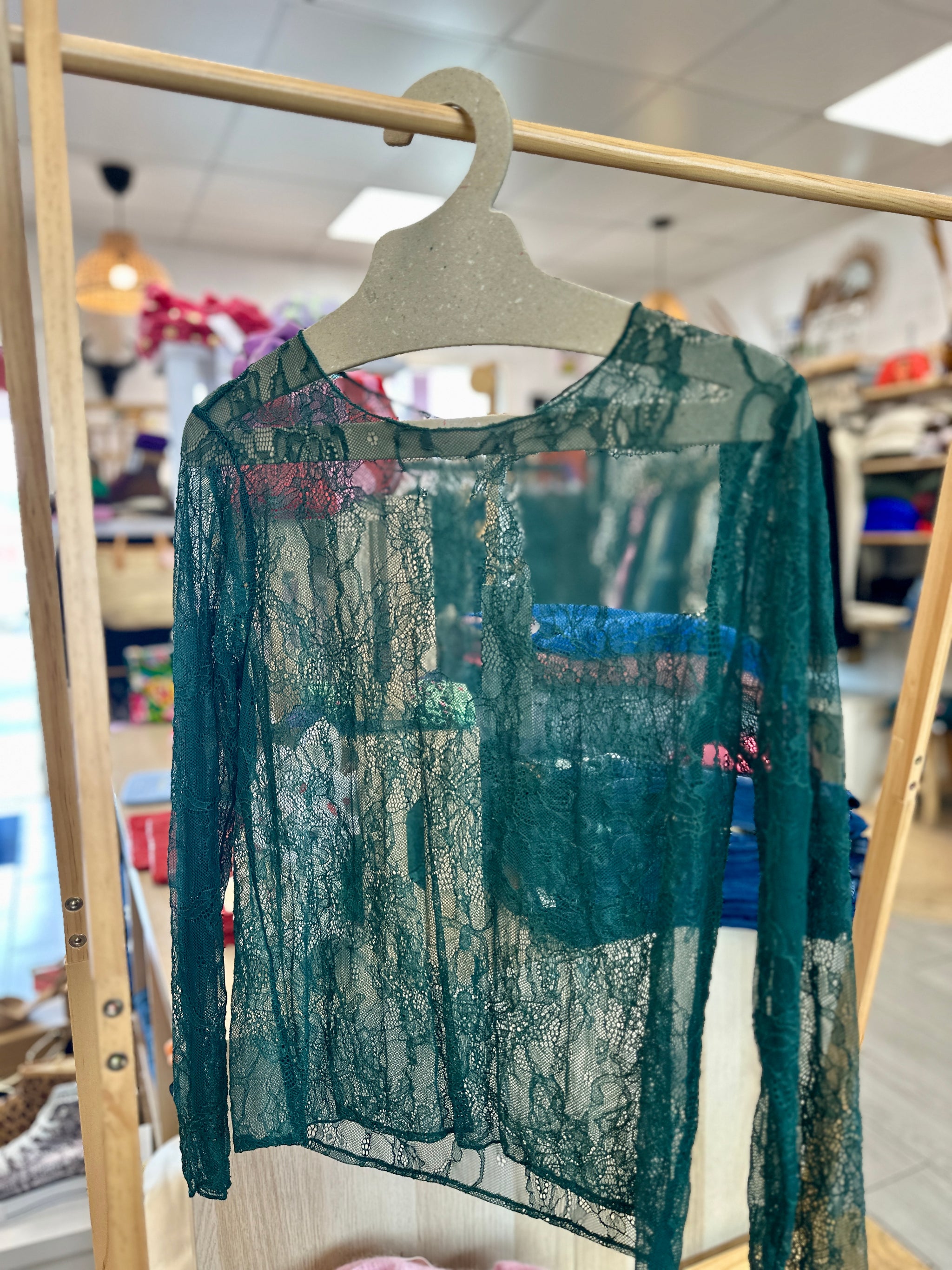 Top en dentelle vert émeraude à col montant, romantique et sophistiqué - Abana Boutique 64480