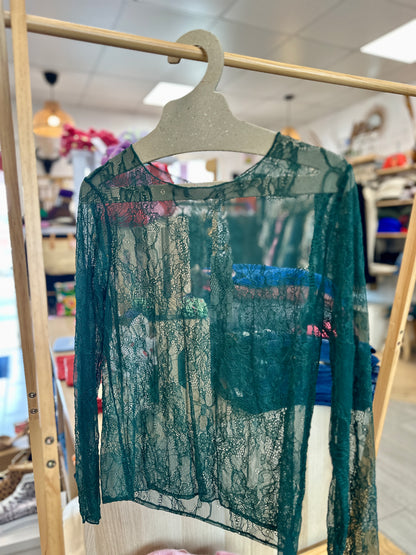 Top en dentelle vert émeraude à col montant, romantique et sophistiqué - Abana Boutique 64480