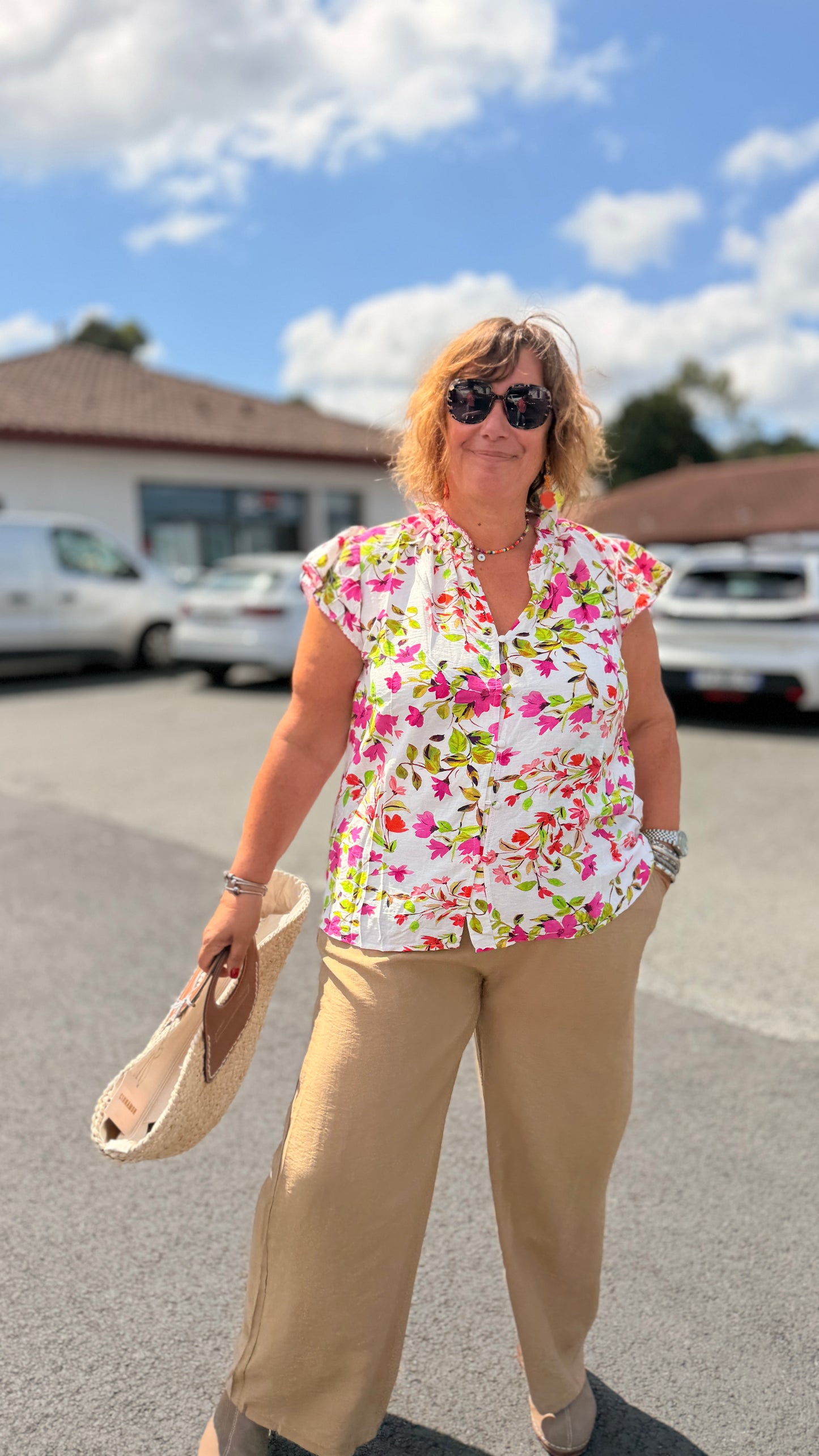 look mode grande taille femme avec pantalon fluide camel et ahut fleuri coloré col avec manches volants orfeo paris banditas from marseille montpellier perpignan avignon