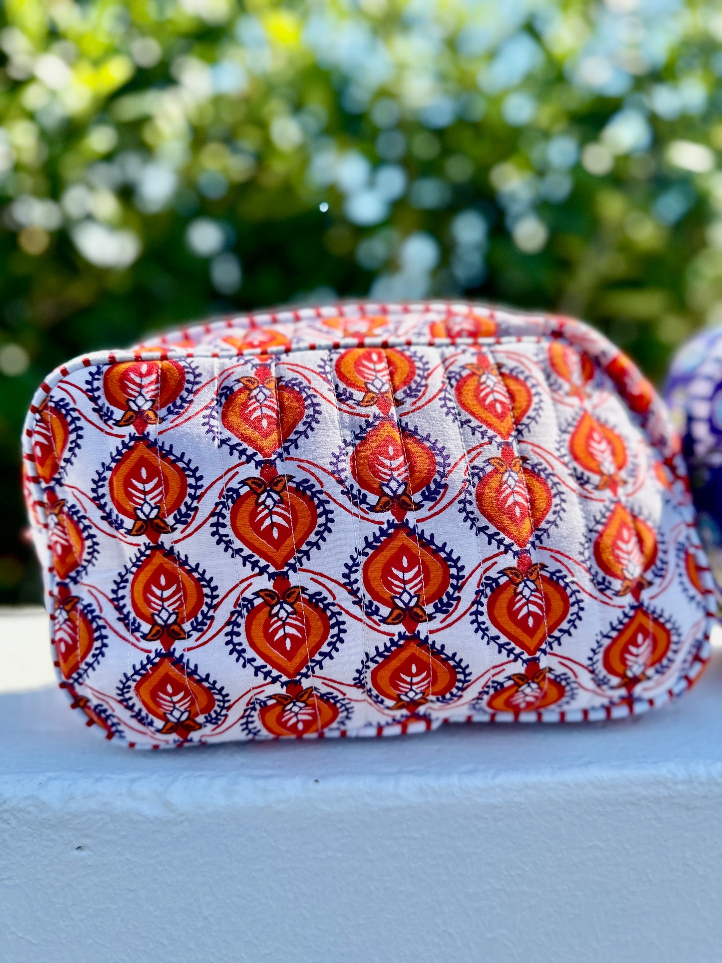 zoom sur la pochette trousse matelassé imprime boheme orange isla bonita angers