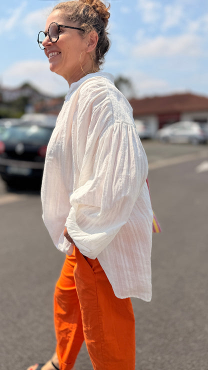 zoom sur la broderie blanche de la blouse chemise flegrei pantalon valkyrie orange mode femme marque française banditas from marseille caen le havre rouen