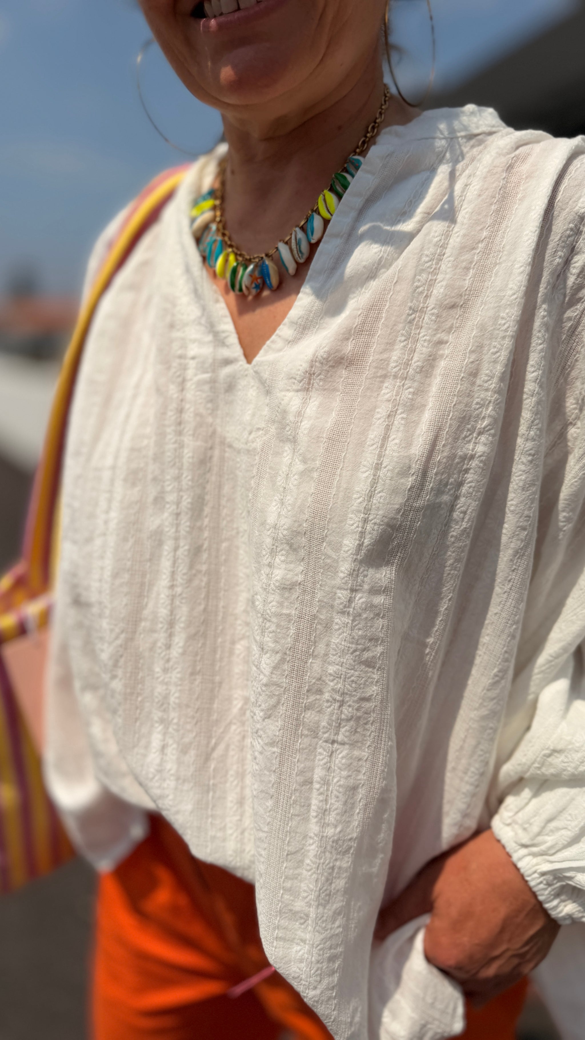 zoom sur le col v et broderie fine tunique flegrei blanche marque française banditas from marseille saintes cognac