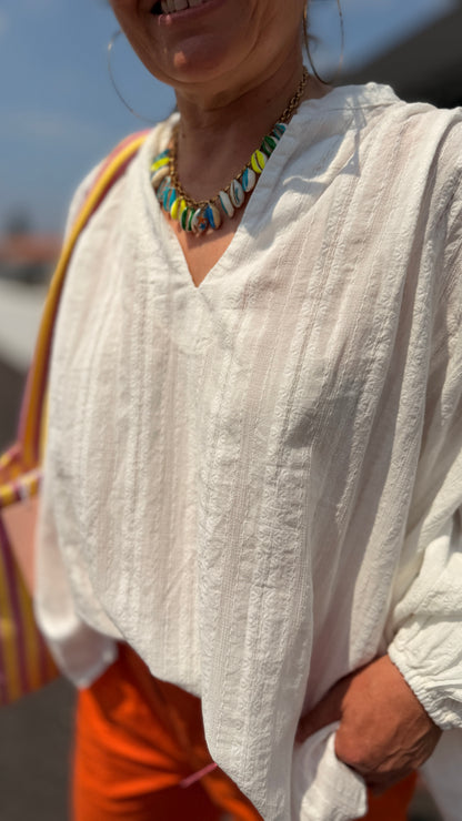 zoom sur le col v et broderie fine tunique flegrei blanche marque française banditas from marseille saintes cognac