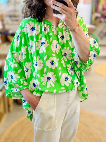 Pièce mode estivale en coton : tunique Minneapolis verte à fleurs blanches, coupe large de Banditas Marseille, à shopper chez Abana Ustaritz