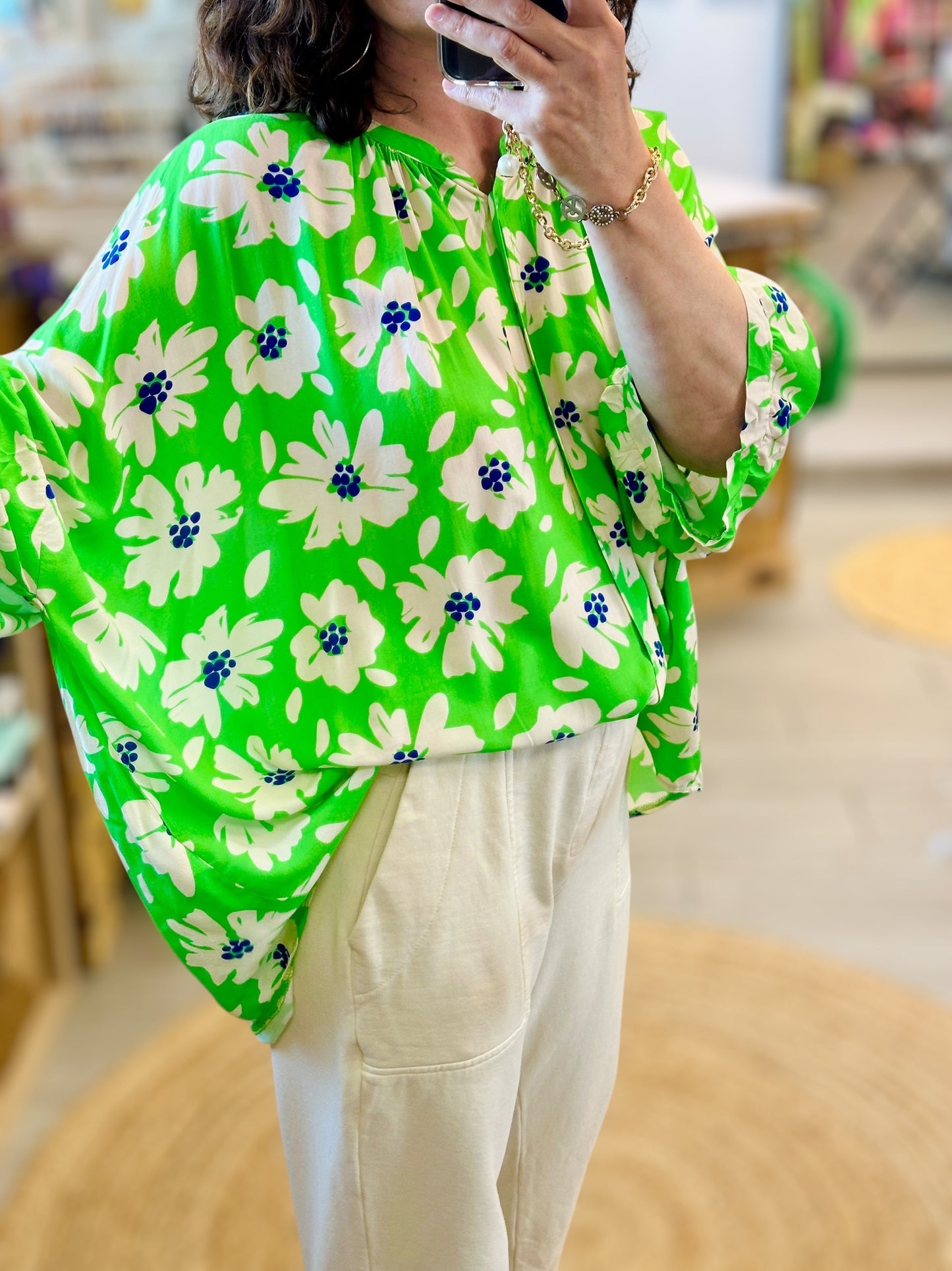 Tunique grande taille en coton vert vif avec imprimé fleurs, modèle Minneapolis de la marque Banditas from Marseille à retrouver chez Abana Ustaritz
