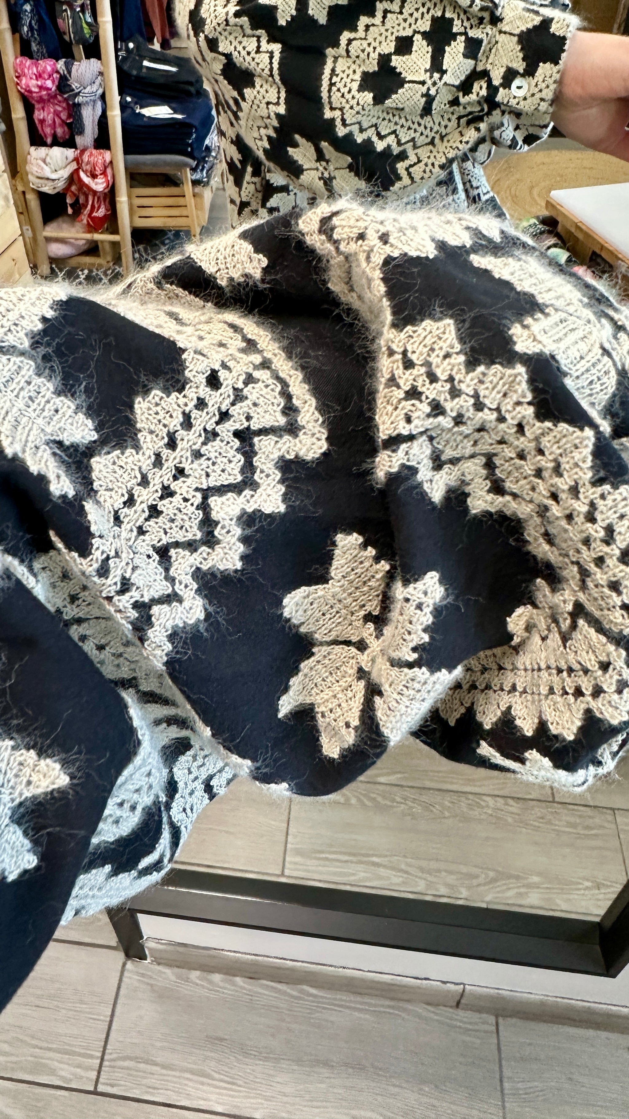 Détail du motif géométrique sur tunique épaisse Banditas - Abana 64250