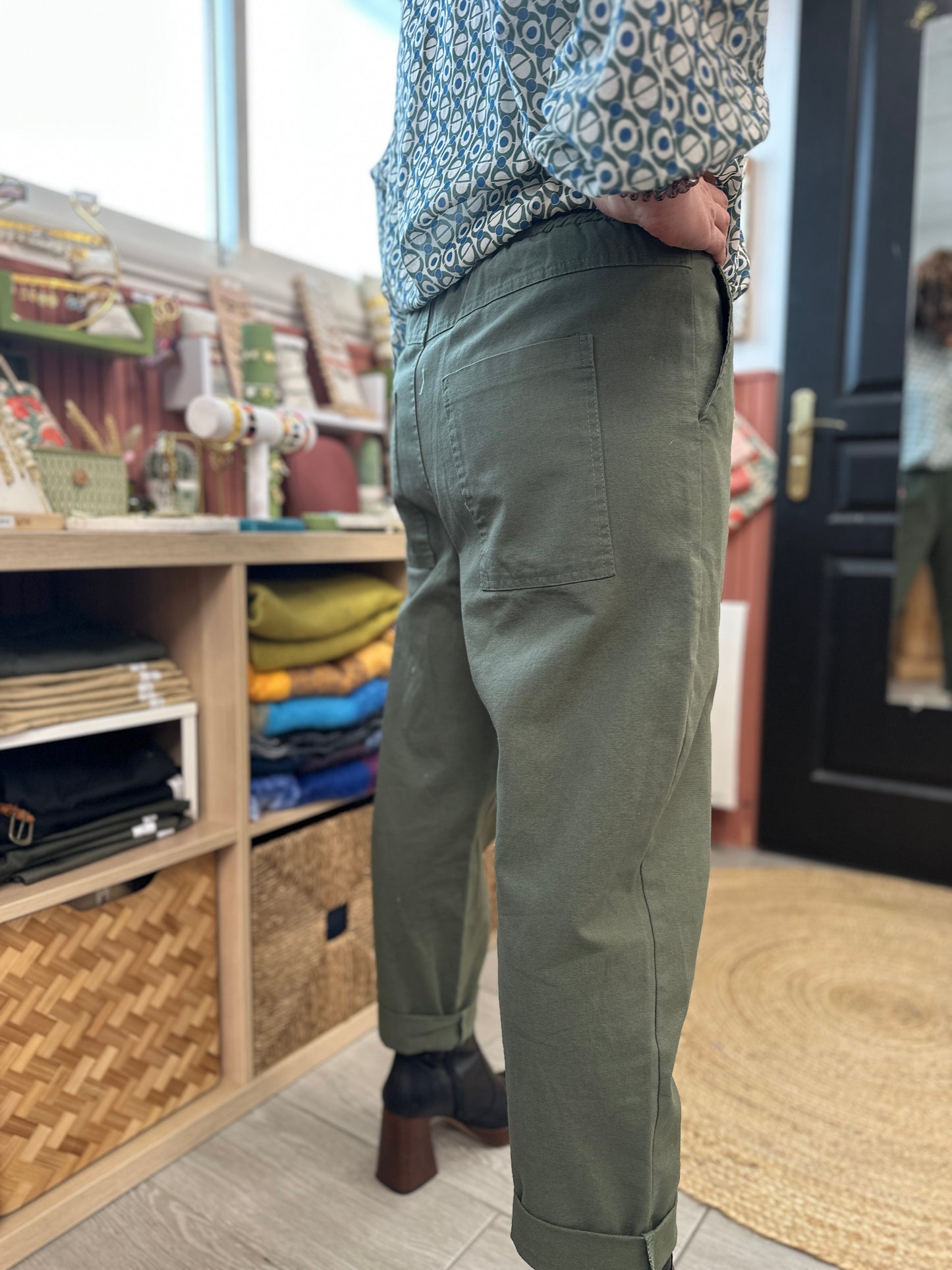 vu de profil pantalon mayo avec poches et revers style barrel banditas place du jour le crau