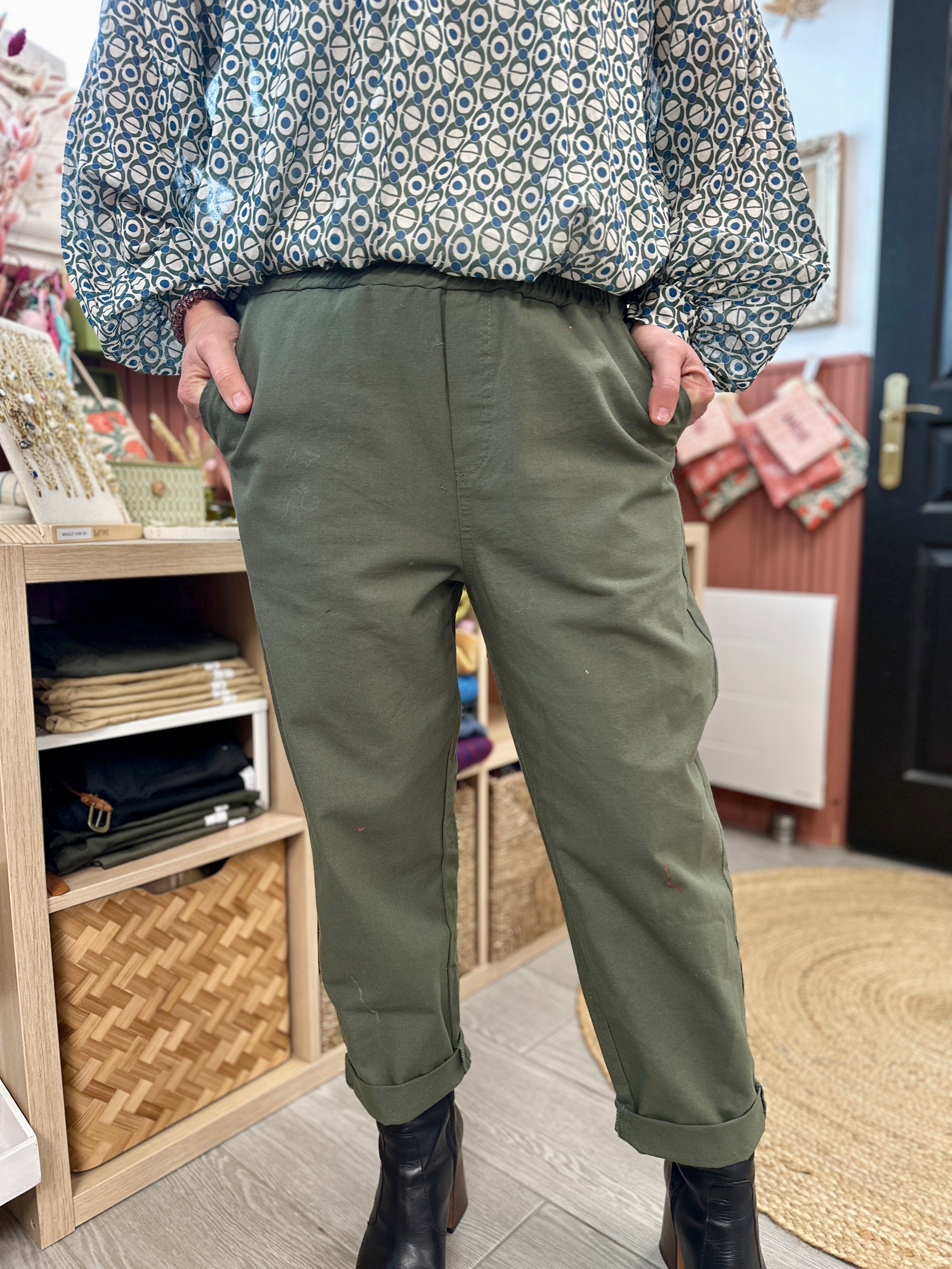 pantalon kaki avec poches et revers taille elastque taille haute banditas oraije hyeres