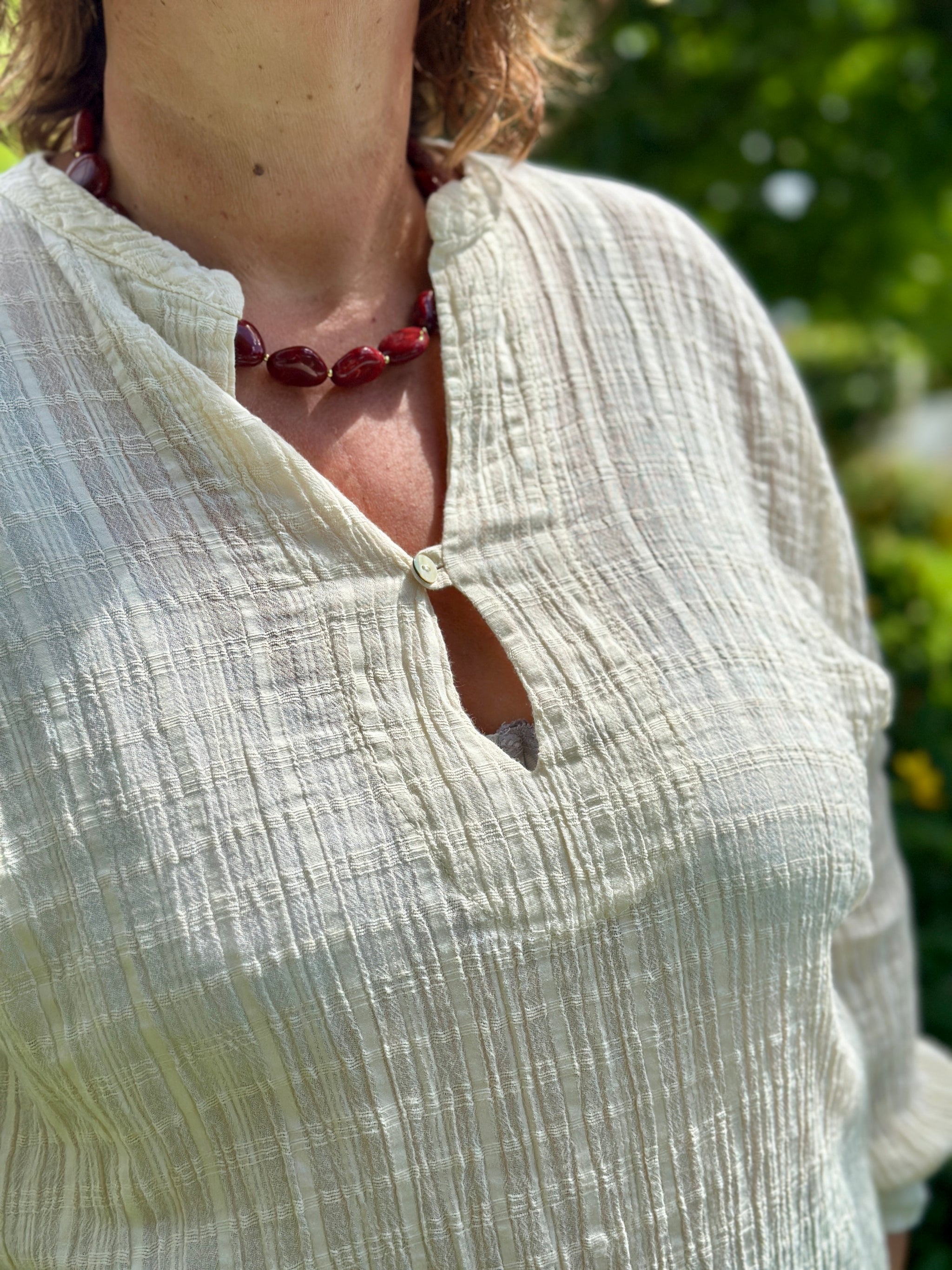 zoom sur la texture aspect lin en coton de la tunique wasp ecru by banditas from marseille pau bordeaux toulouse