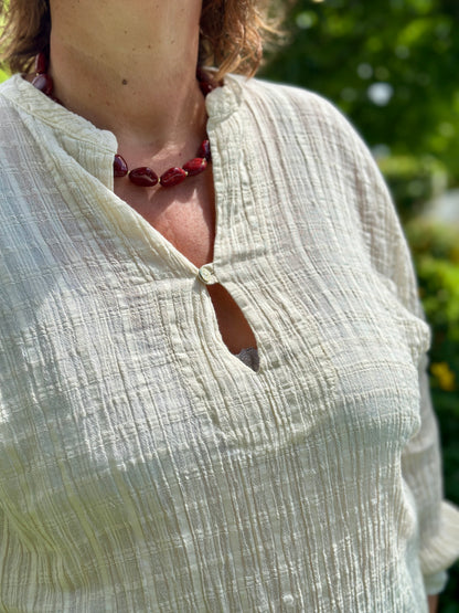 zoom sur la texture aspect lin en coton de la tunique wasp ecru by banditas from marseille pau bordeaux toulouse