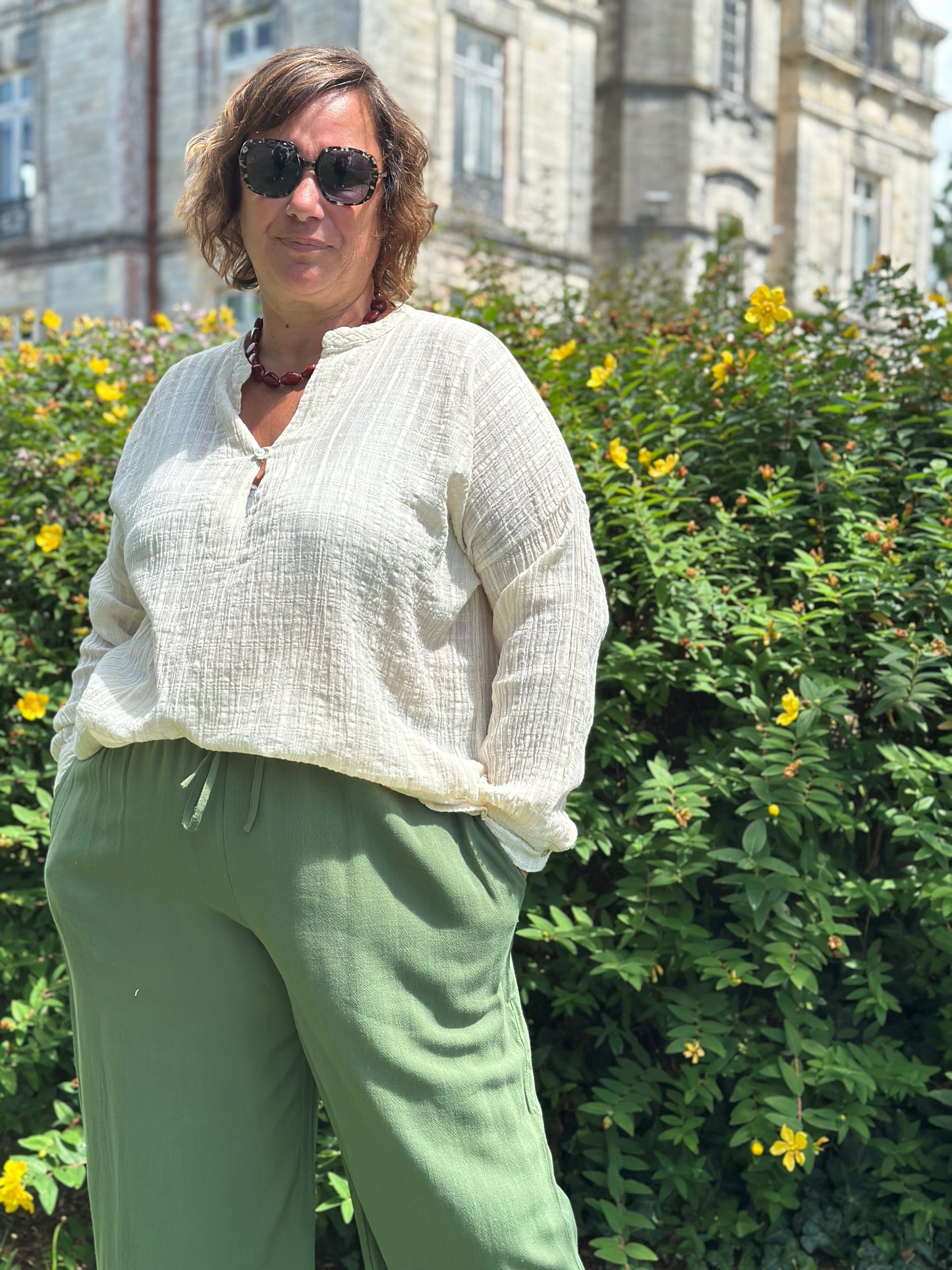 zoom sur la tunique chemise ecru col grande taille 100 % coton by banditas from marseille paris 