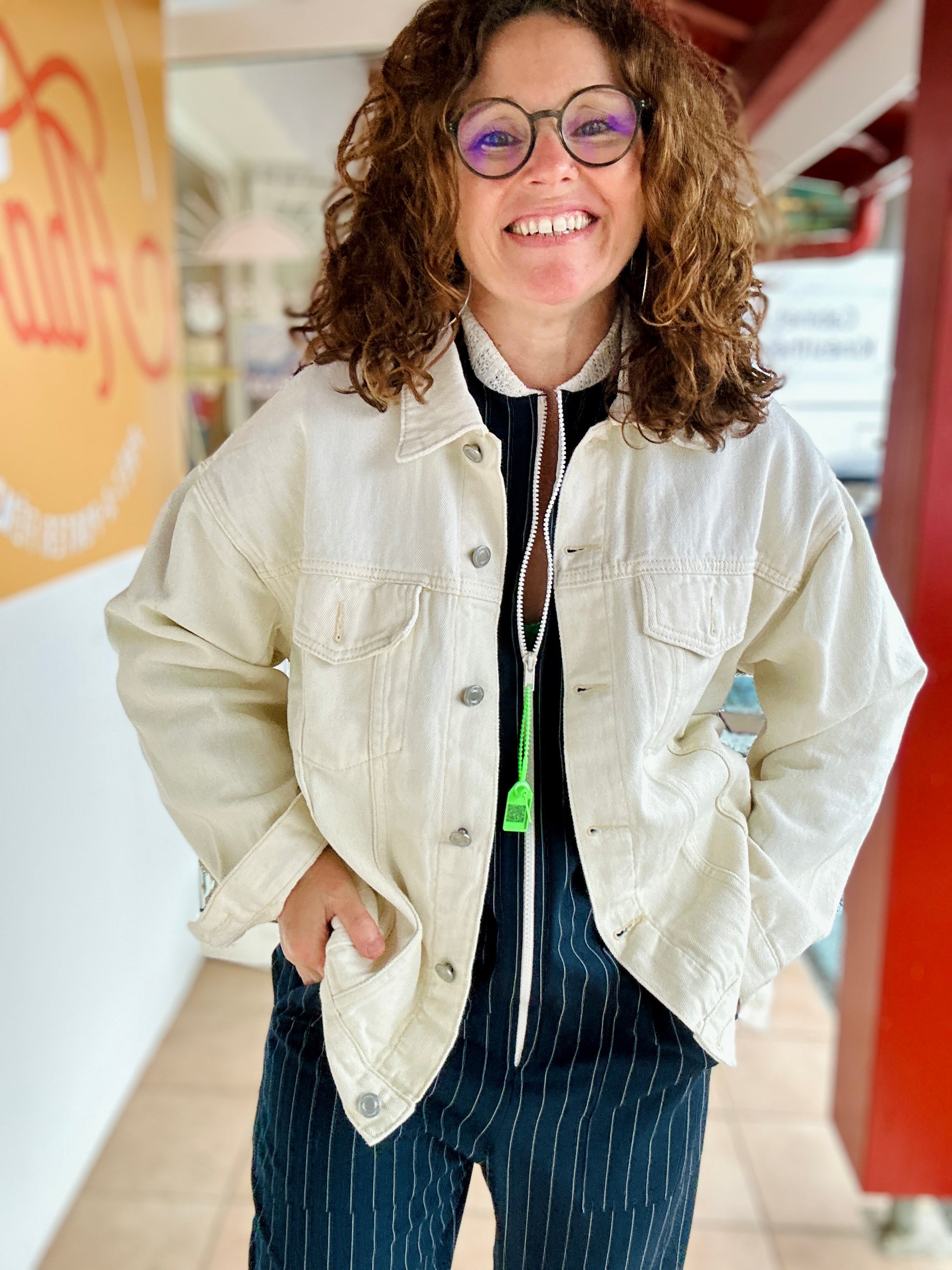 Zoom sur veste Alba oversize écru avec poches plaquées – Abana 64310