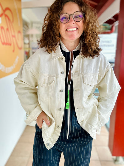 Zoom sur veste Alba oversize écru avec poches plaquées – Abana 64310