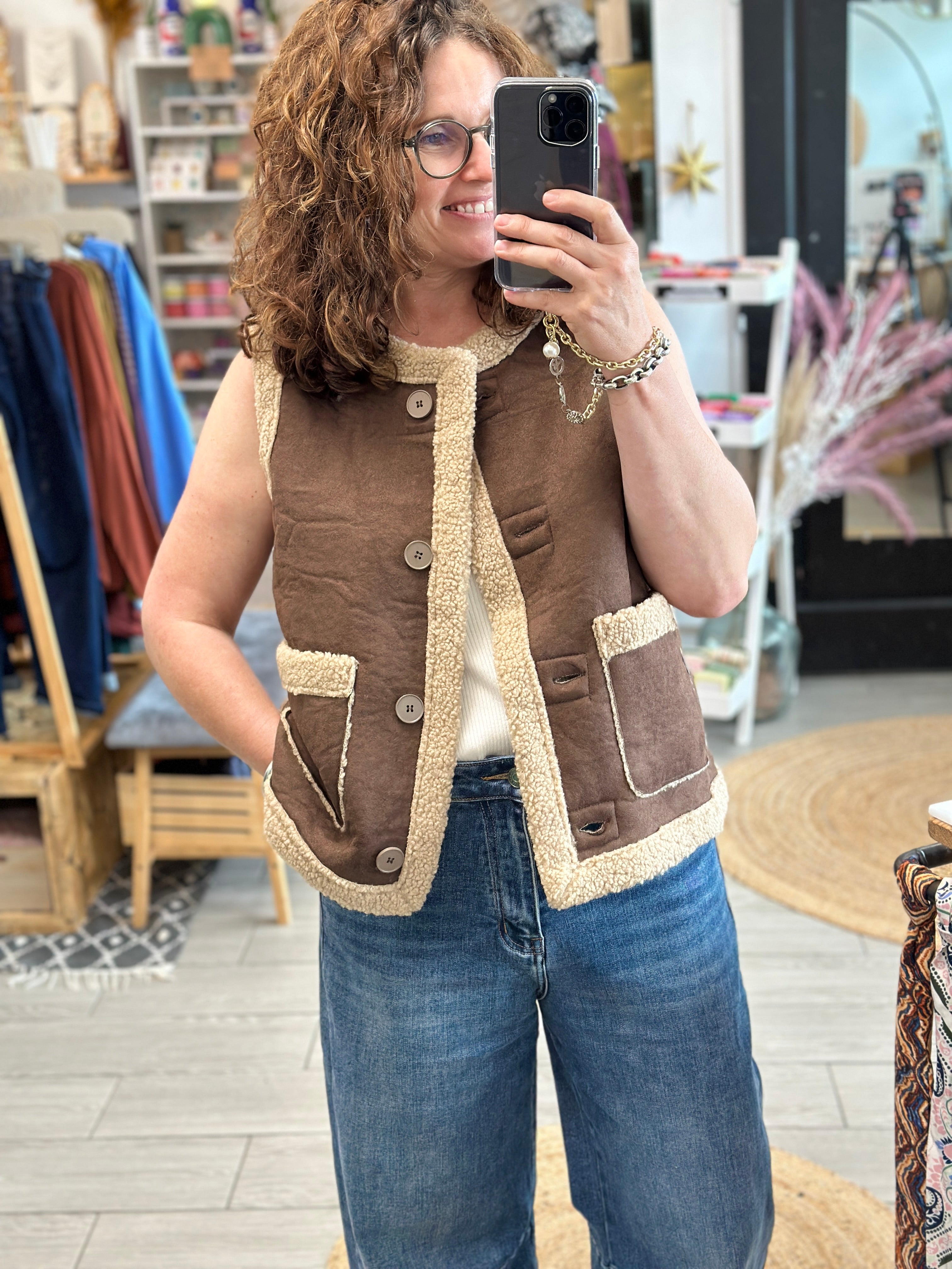 Gilet sans manches Olivia marron chaud et tendance automne hiver – Abana 64480