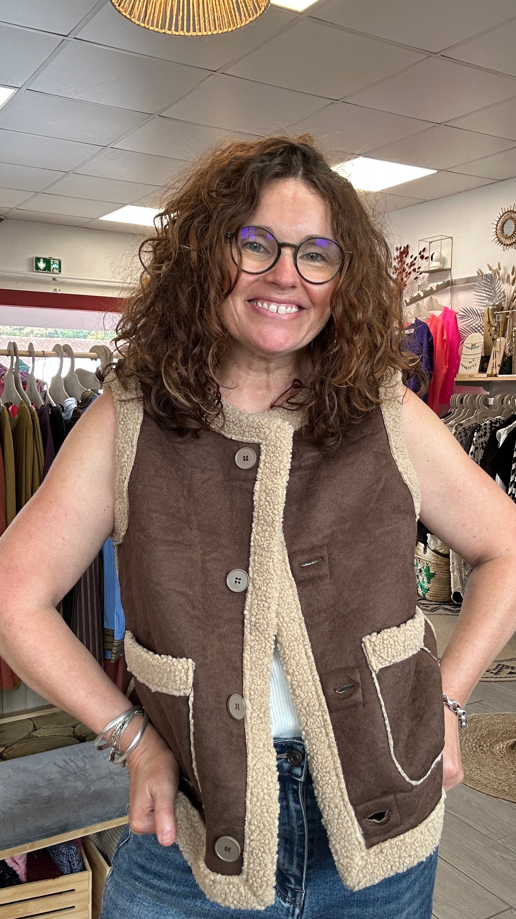 Vue de face gilet Olivia marron doublé écru style cosy chic – Abana 64990