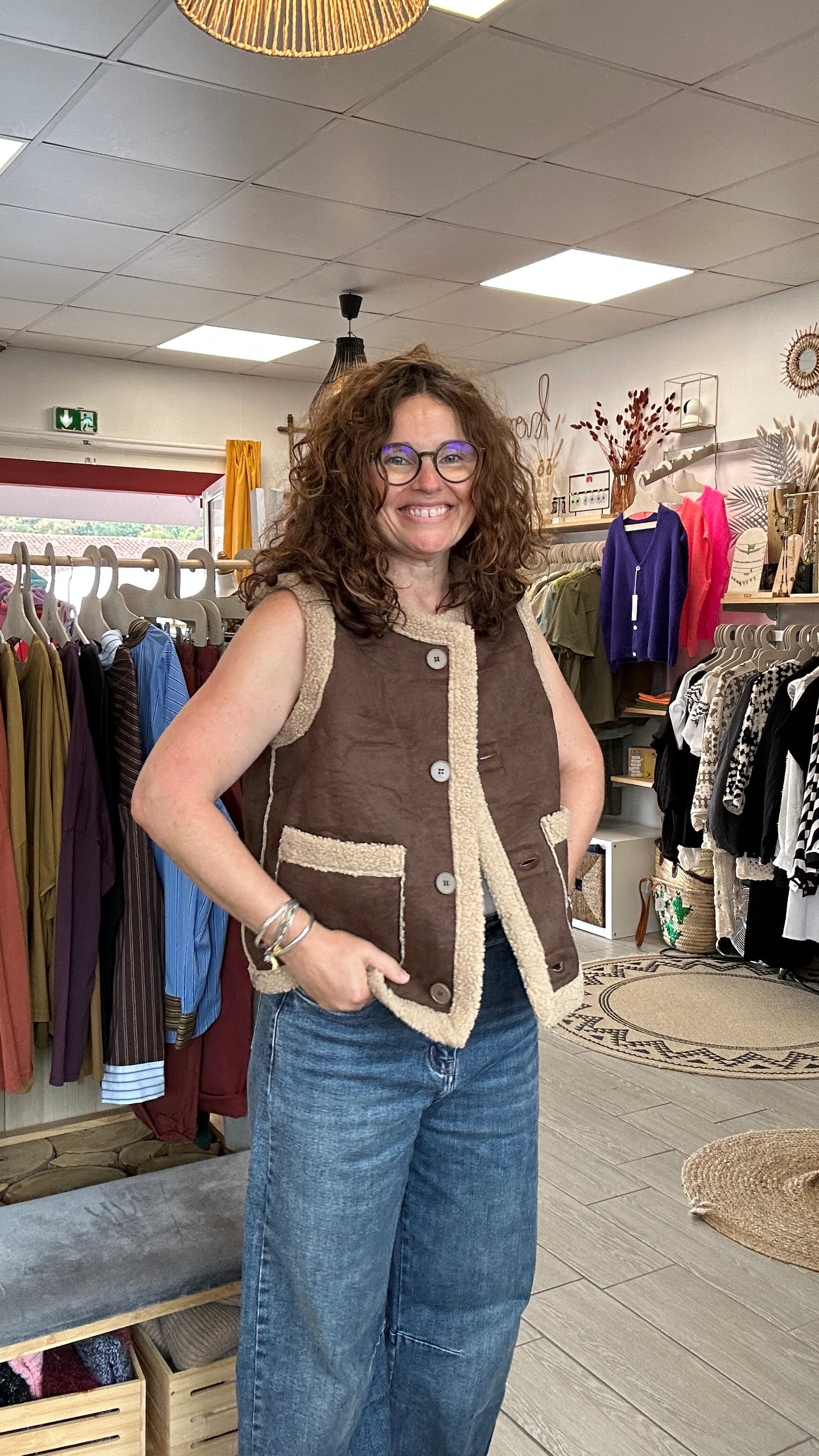 Vue de face gilet Olivia marron doublé écru style cosy chic – Abana 64250