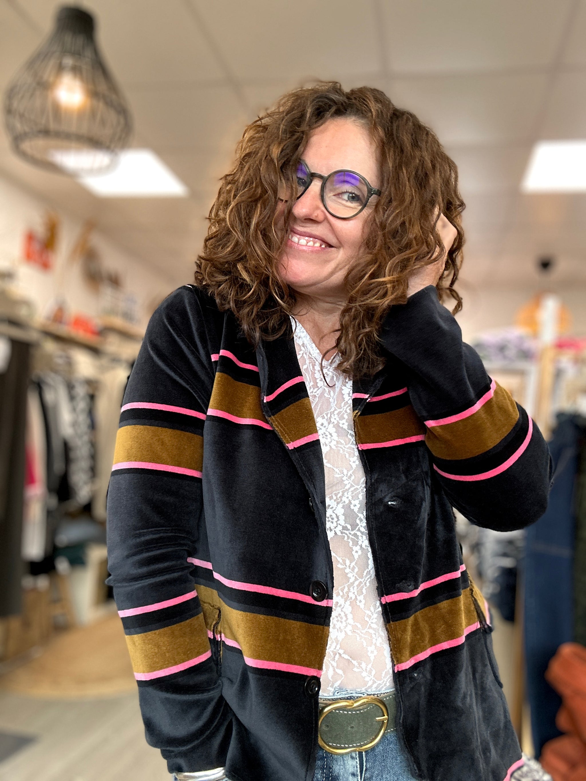 Veste en velours à rayures roses et camel portée avec une blouse en dentelle - Abana Boutique 64480