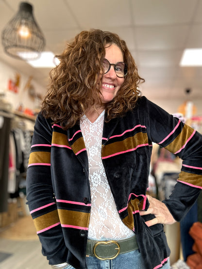 Look chic et casual avec veste en velours rayée noire, rose et marron - Abana Boutique 64310