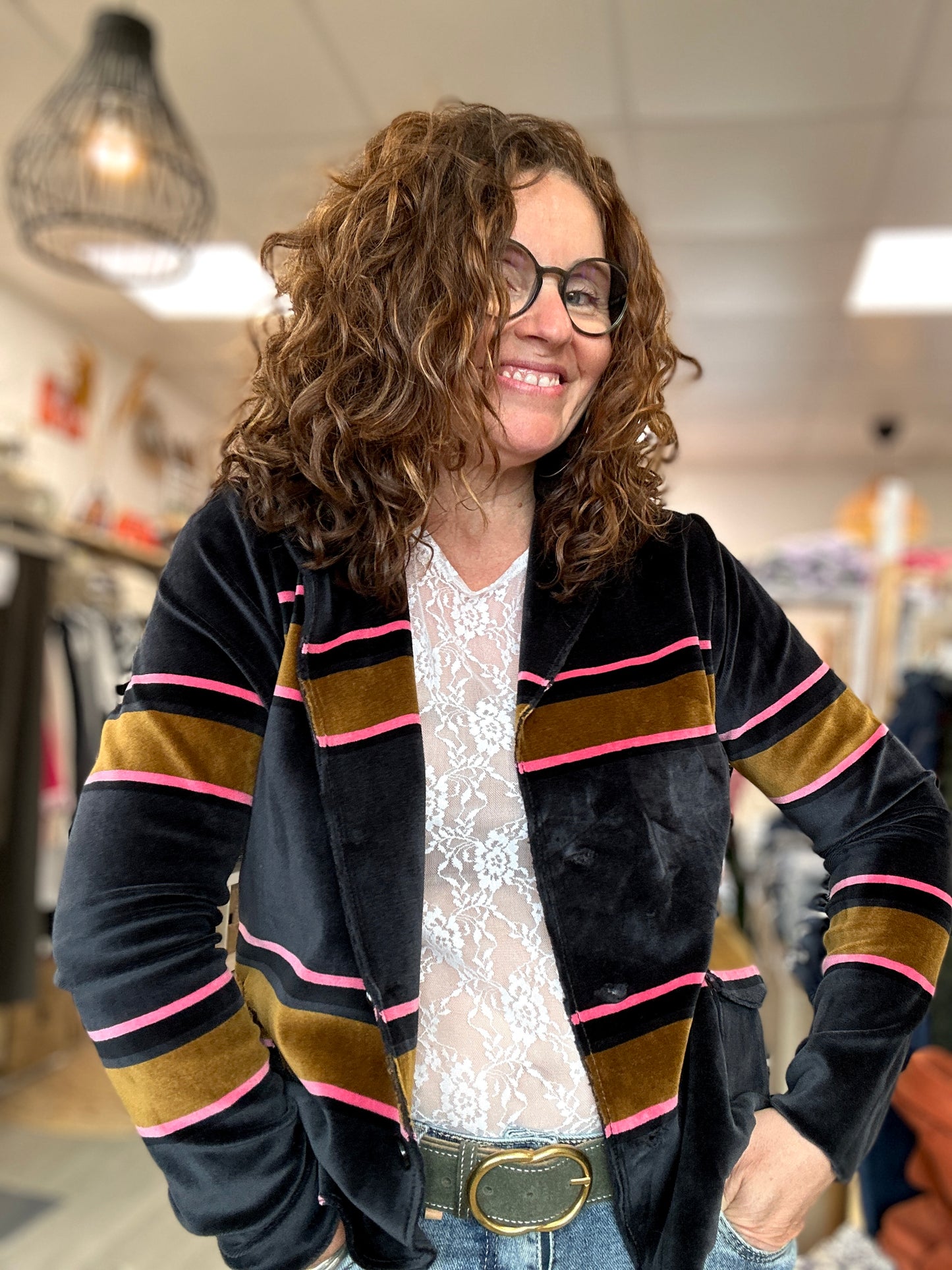 Zoom sur la veste velours avec rayures colorées et poches plaquées - Abana Boutique 64240