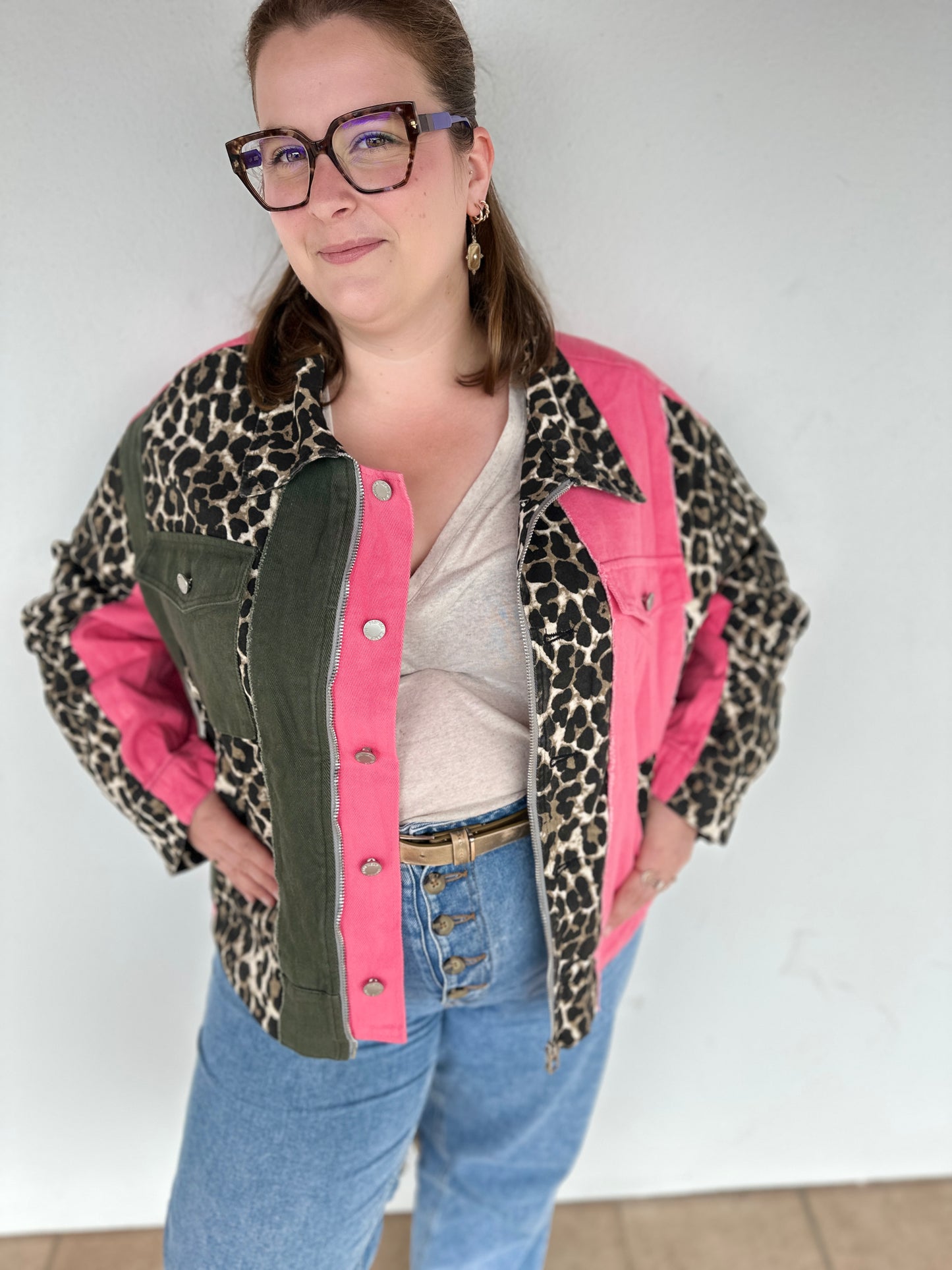 Gros plan sur les poches et empiècements colorés de la veste Roxanne – Abana Boutique 64310