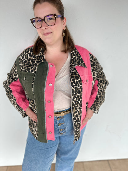 Gros plan sur les poches et empiècements colorés de la veste Roxanne – Abana Boutique 64310