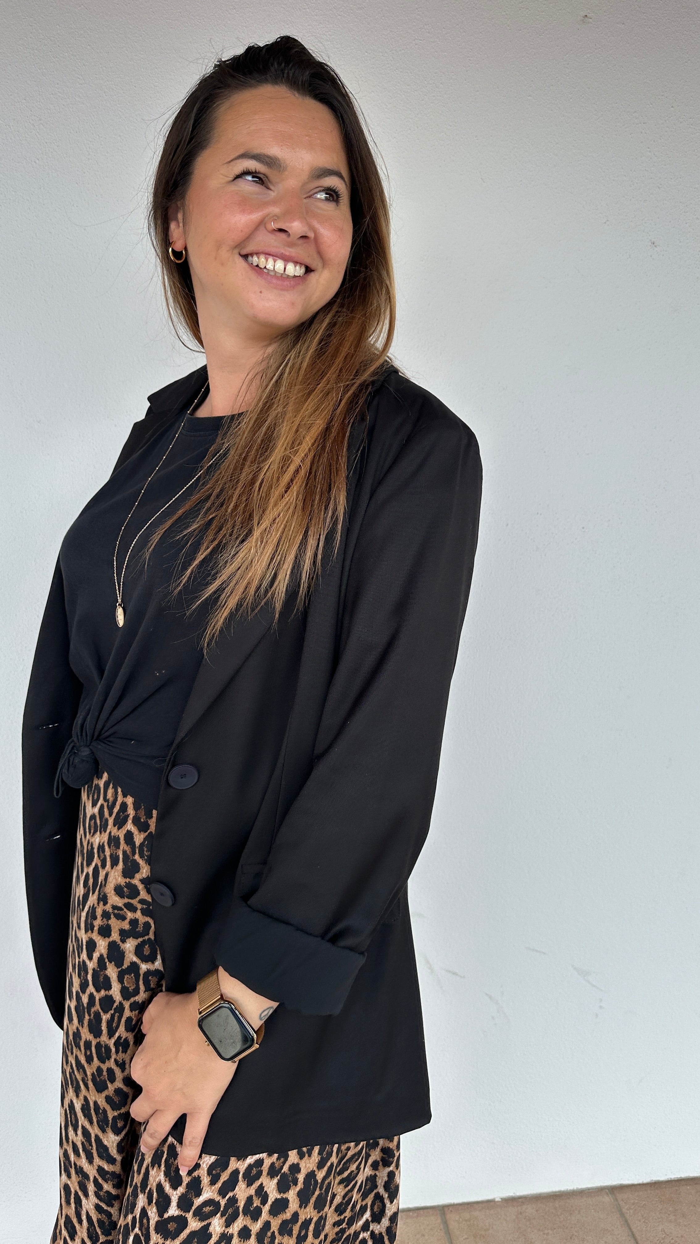 Veste noire élégante boutonnée dans le dos manches longues – Abana Boutique Ustaritz