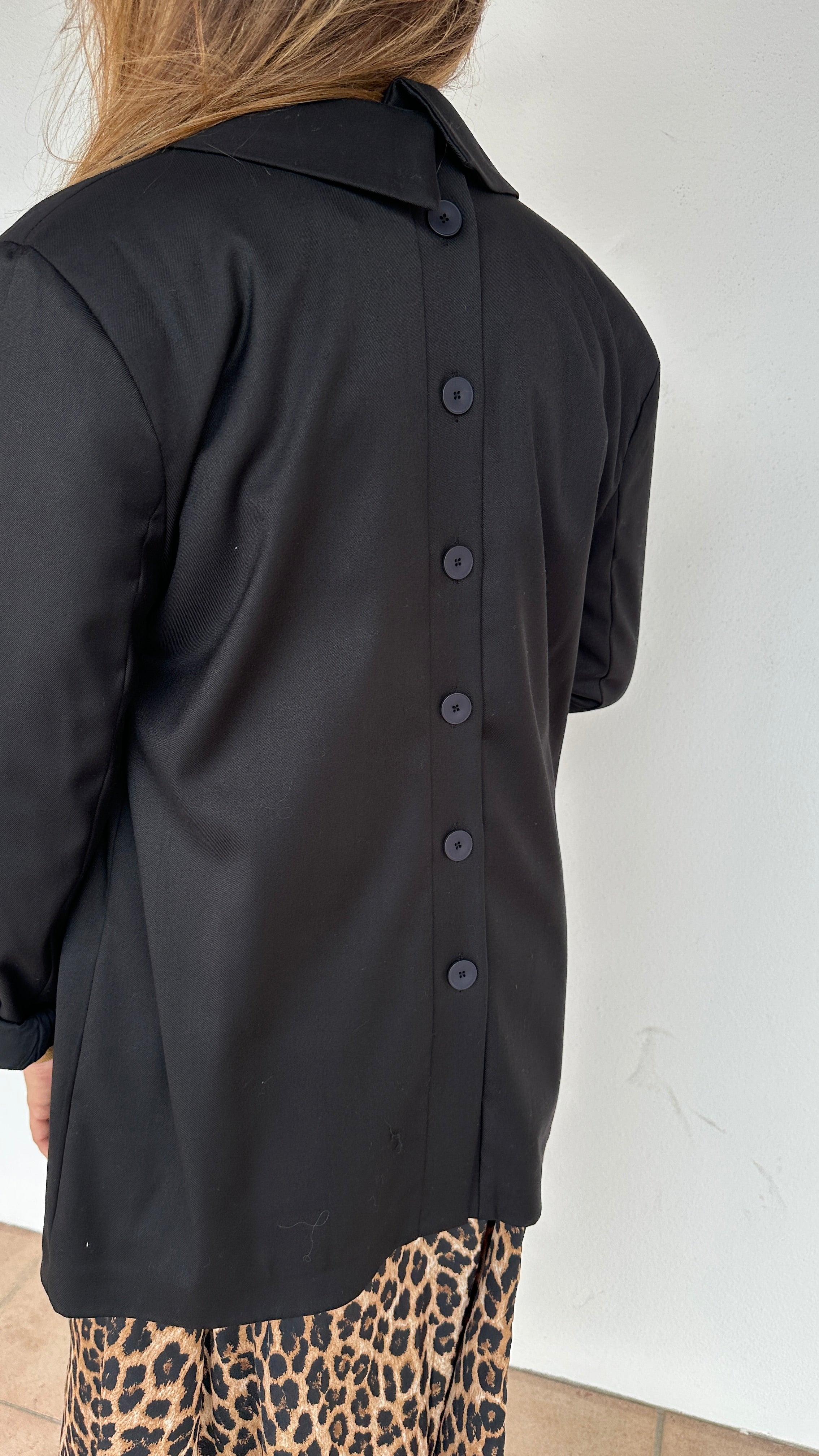 Zoom sur détails boutons dos veste noire chic et moderne – Abana Pays Basque 