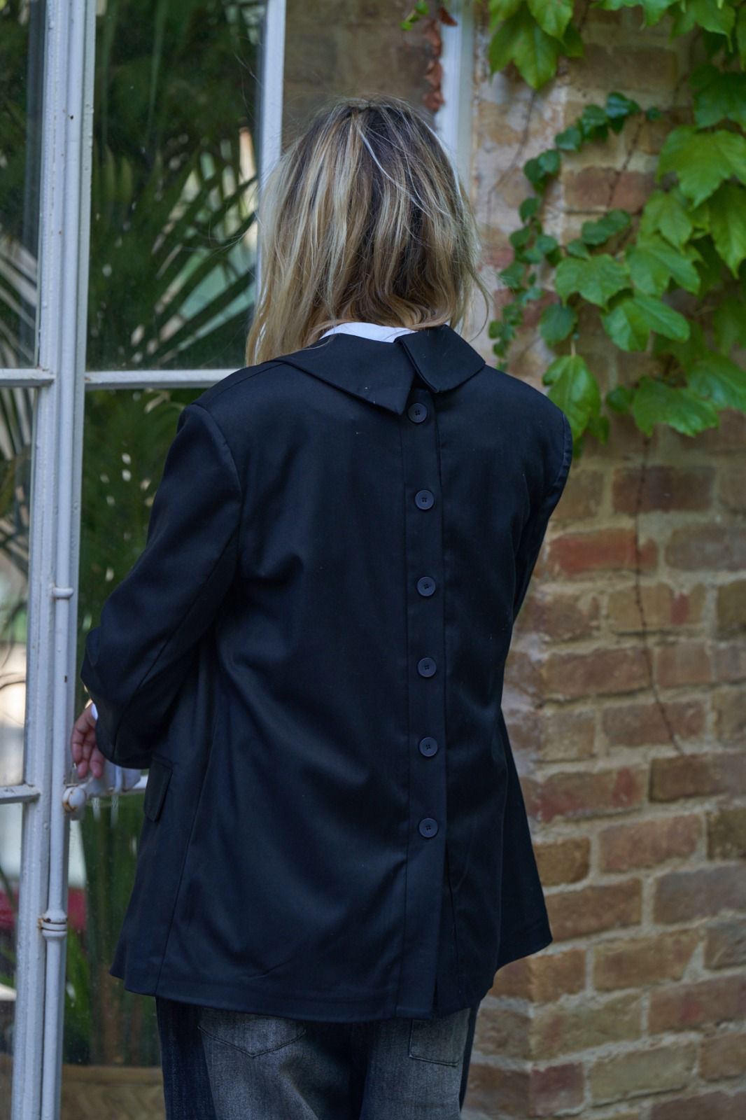 Vue arrière veste noire tendance avec fermeture boutonnée – Abana Ustaritz 64480