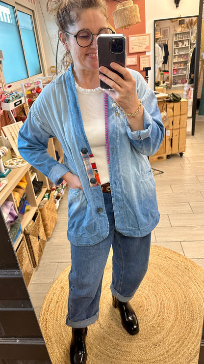 veste denim femme detail dos contraste bordeaux
