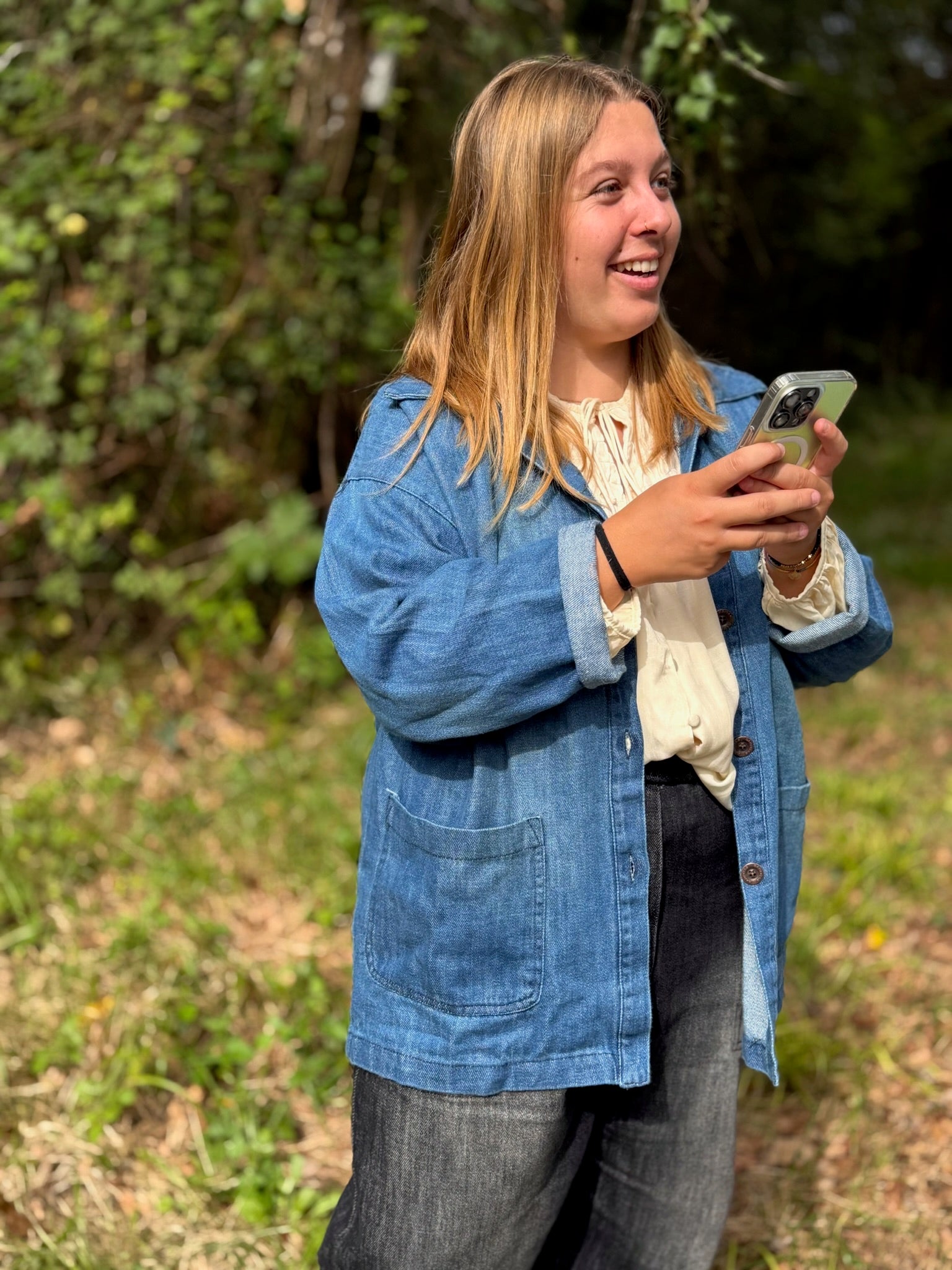 Veste en jean Banditas oversize portée ouverte sur une chemise crème - Abana Boutique 64480