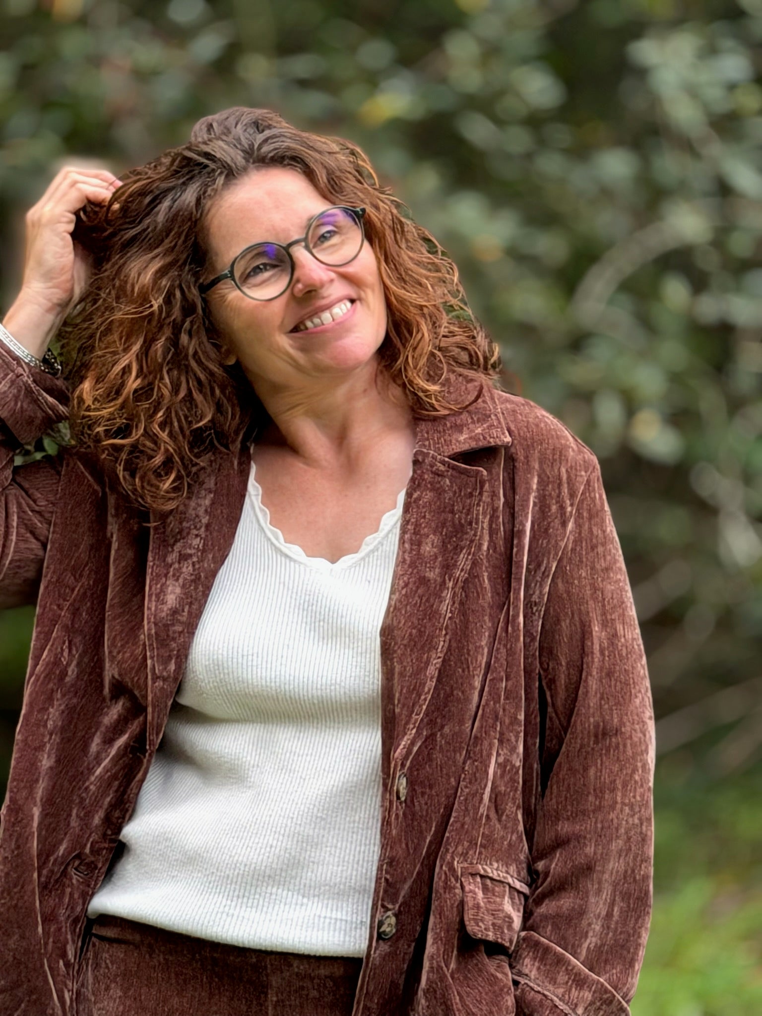 Veste Cotter en velours chocolat portée avec un top blanc - Abana 64480