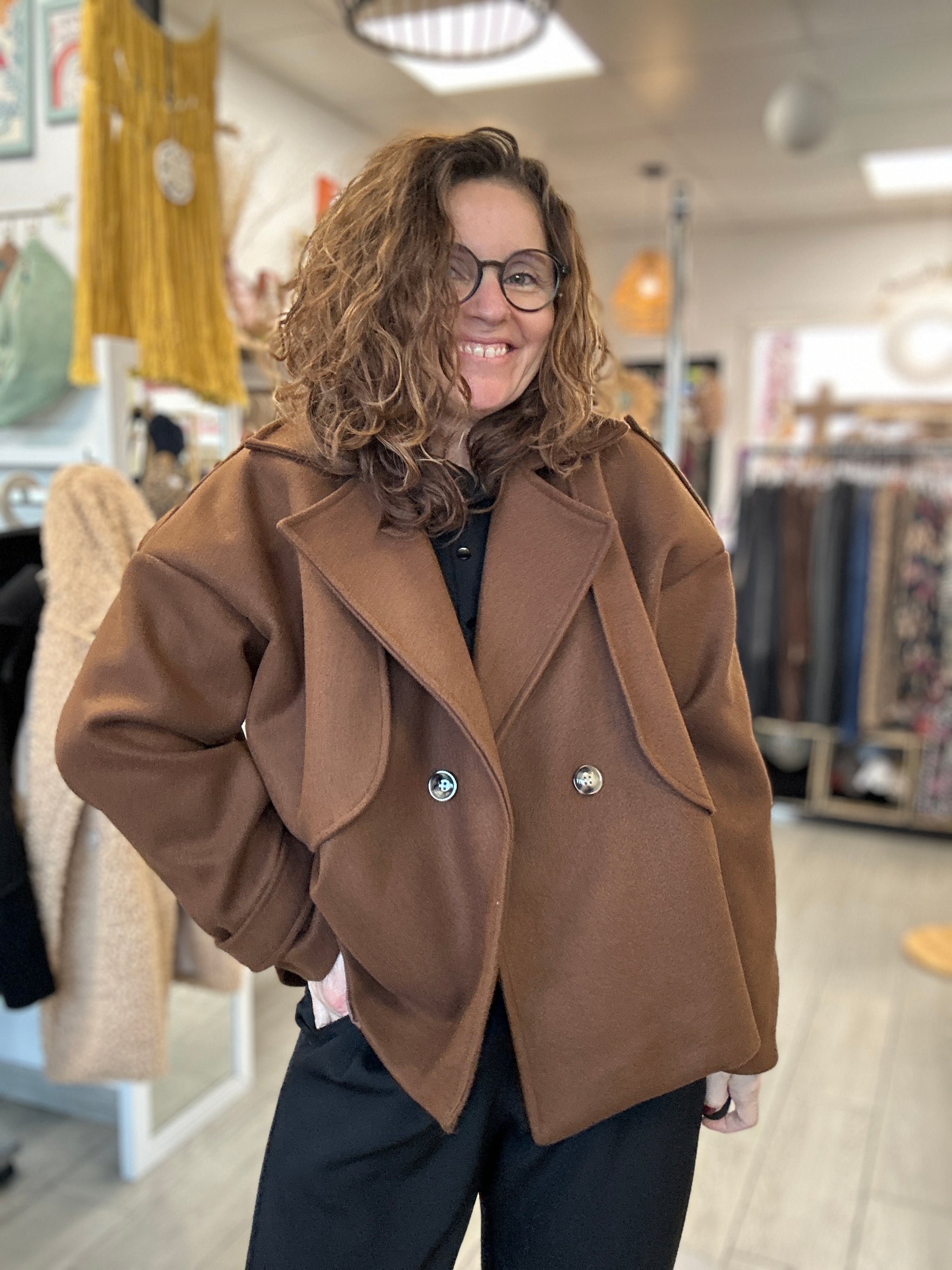 Veste courte marron oversize avec boutons et poches latérales - Abana 64480