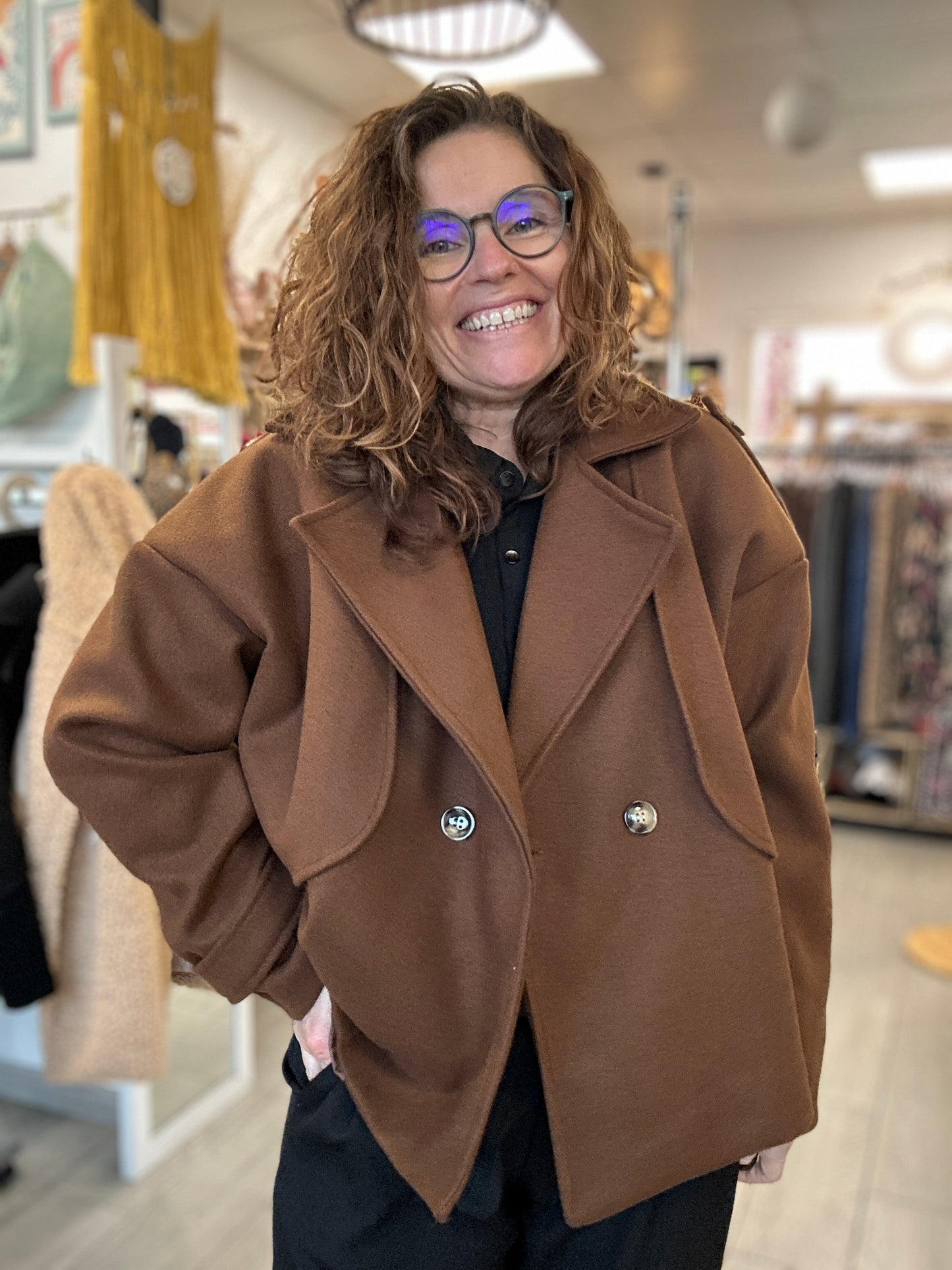 Zoom sur la matière douce et la doublure satinée de la veste - Abana 64310