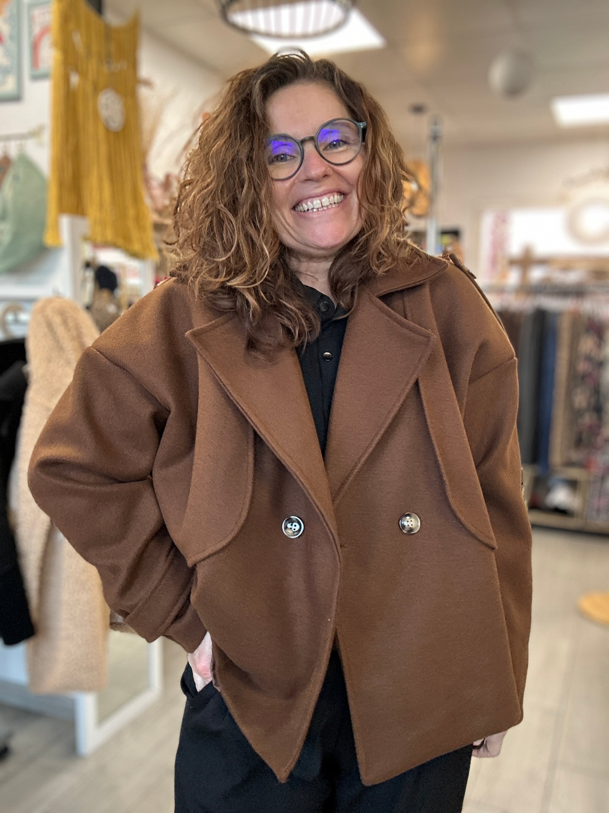 Zoom sur la matière douce et la doublure satinée de la veste - Abana 64310